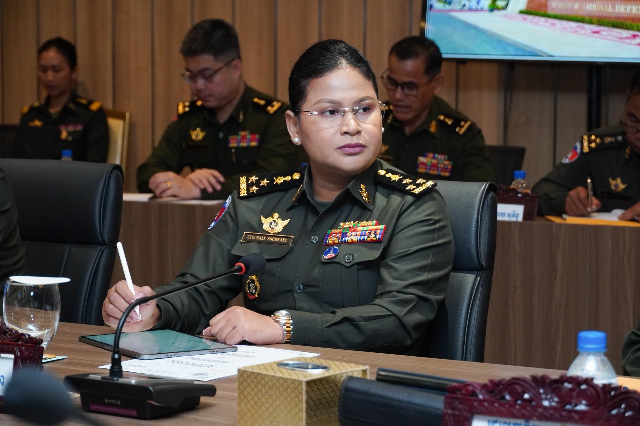 "พลโทหญิง มาลี โสเจียตา" ขณะกำลังทำหน้าที่โฆษกกระทรวงกลาโหมกัมพูชา