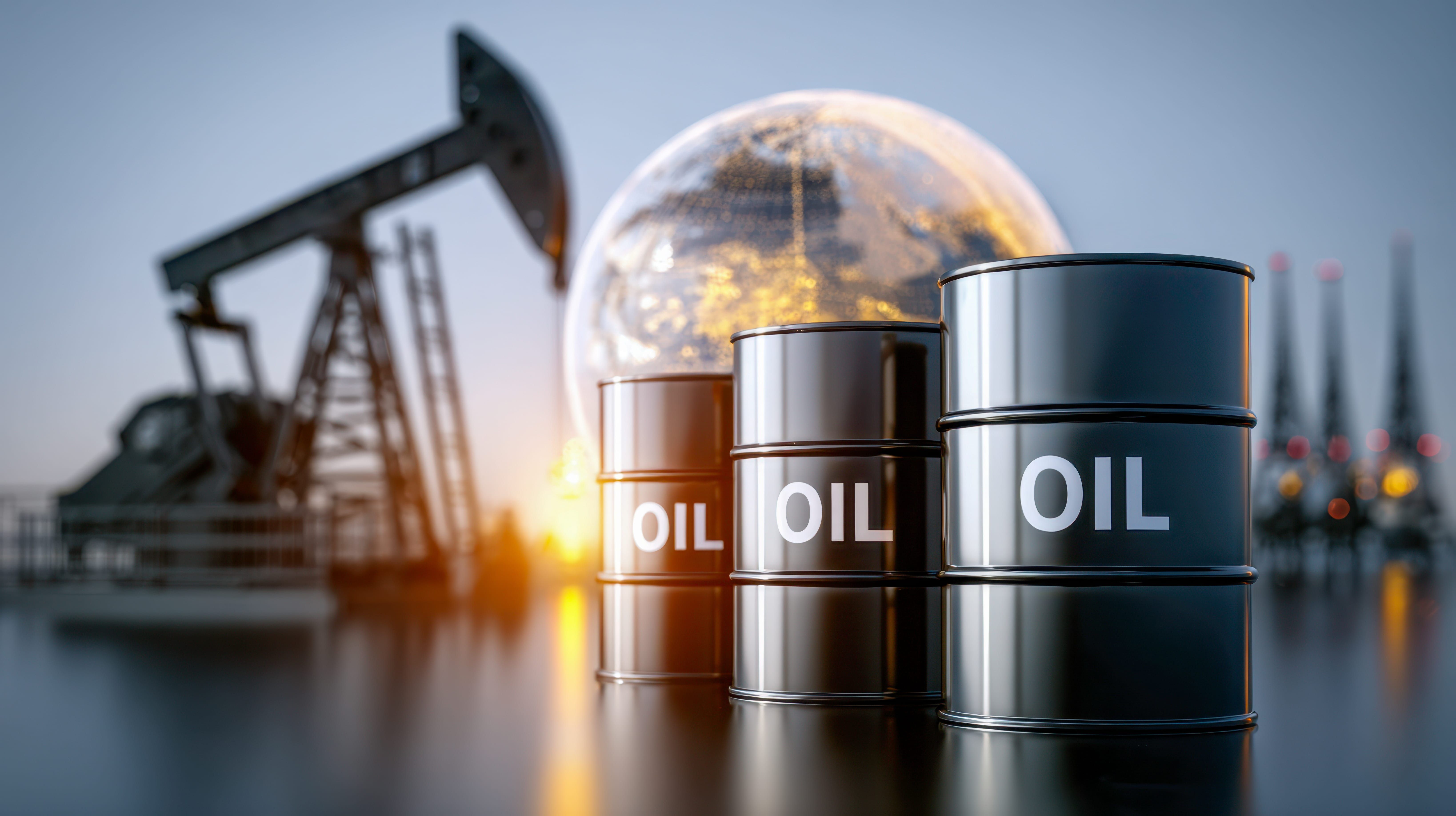 แท่นขุดเจาะน้ำมันดิบ ก่อนนำน้ำมันดิบมากลั่นเป็นเชื้อเพลิง