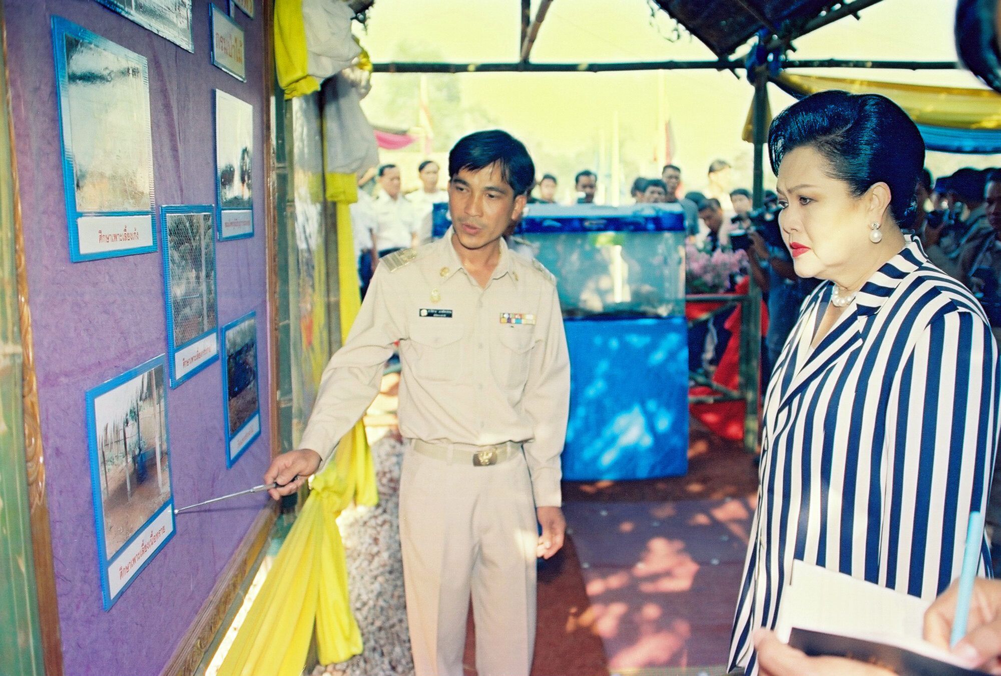 27 มกราคม พ.ศ. 2542 เสด็จพระราชดำเนินไปทรงติดตามฟาร์มตัวอย่างฯ บ้านขุนแตะ จังหวัดเชียงใหม่ (ภาพ: สำนักงาน กปร.)