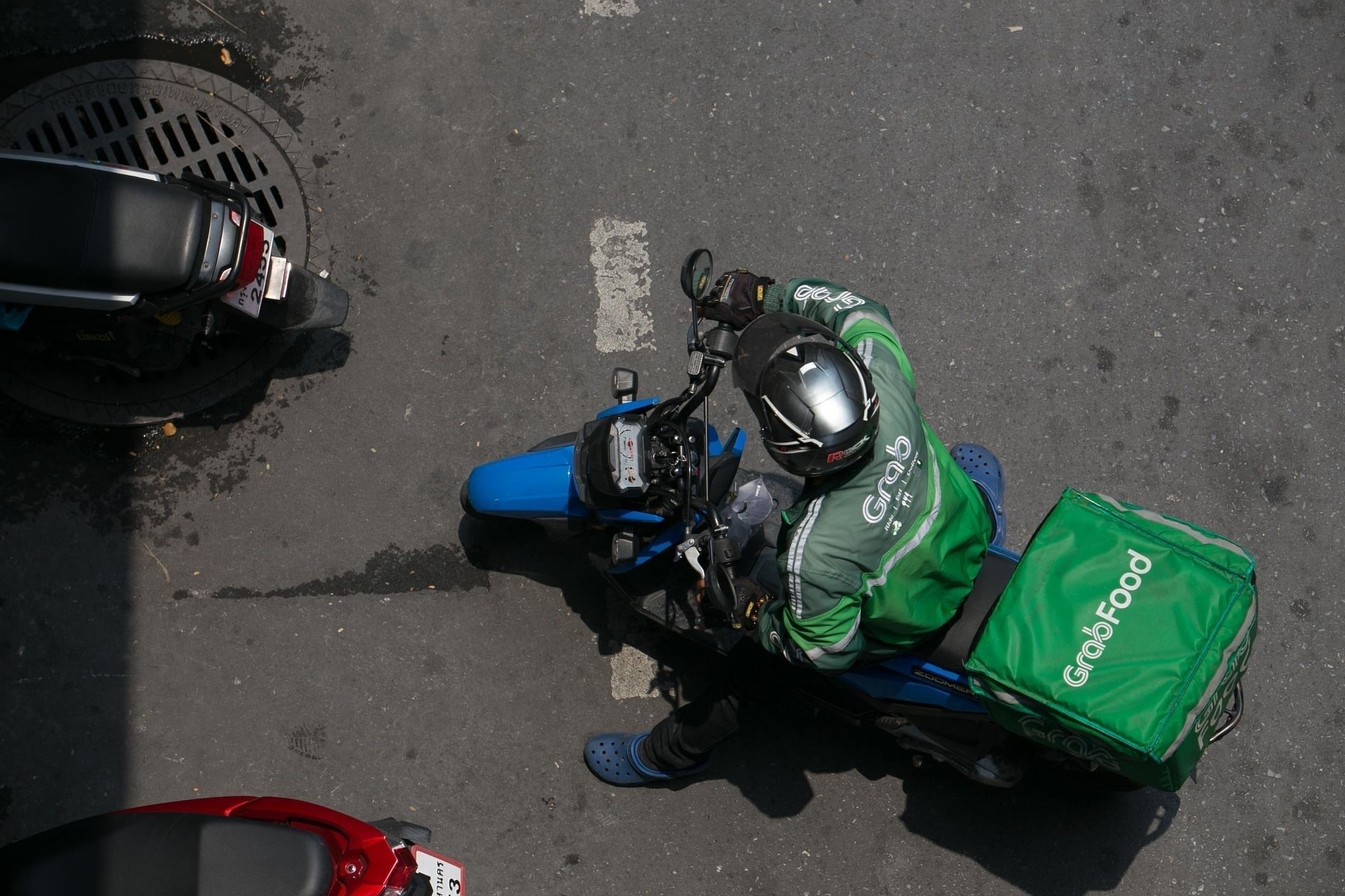 พนักงานส่งอาหาร (1).jpg