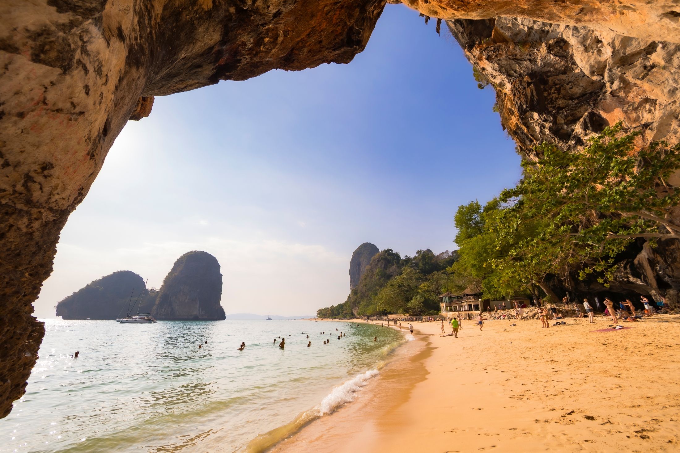 หาดถ้ำพระนาง ภาพจากการท่องเที่ยวแห่งประเทศไทย (ททท.)