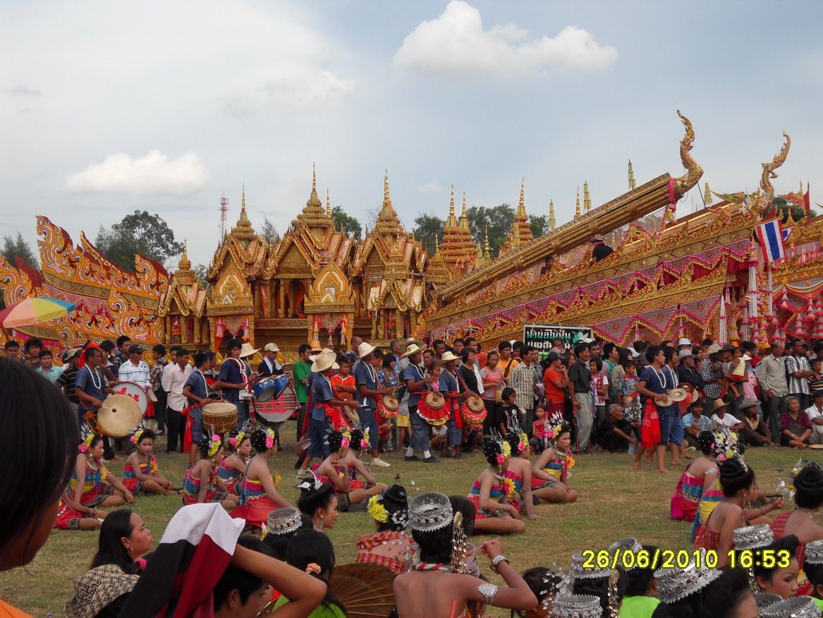บรรยากาศงานบุญบั้งไฟ ณ หลังแห่ : ที่มาภาพ rocketfestivals.blogspot