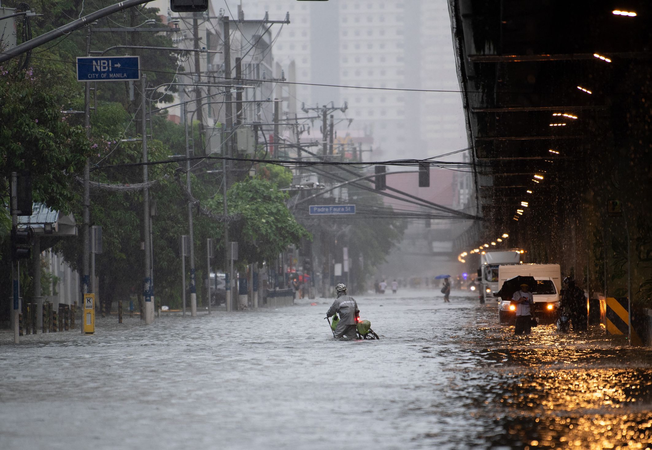 น้ำท่วมฟิลิปปินส์ ภาพจาก Ted ALJIBE,Jam STA ROSA / AFP