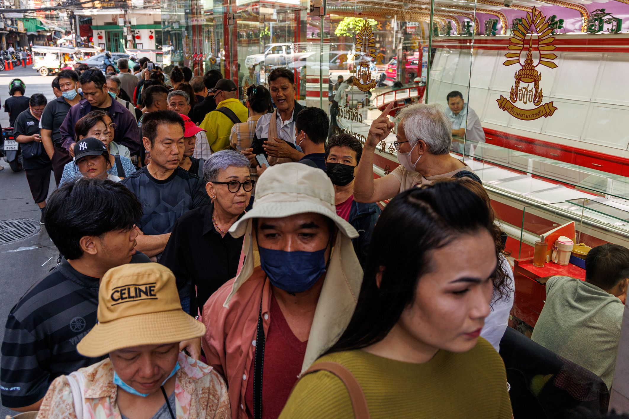 ประชาชนแห่ซื้อทองเป็นจำนวนมาก