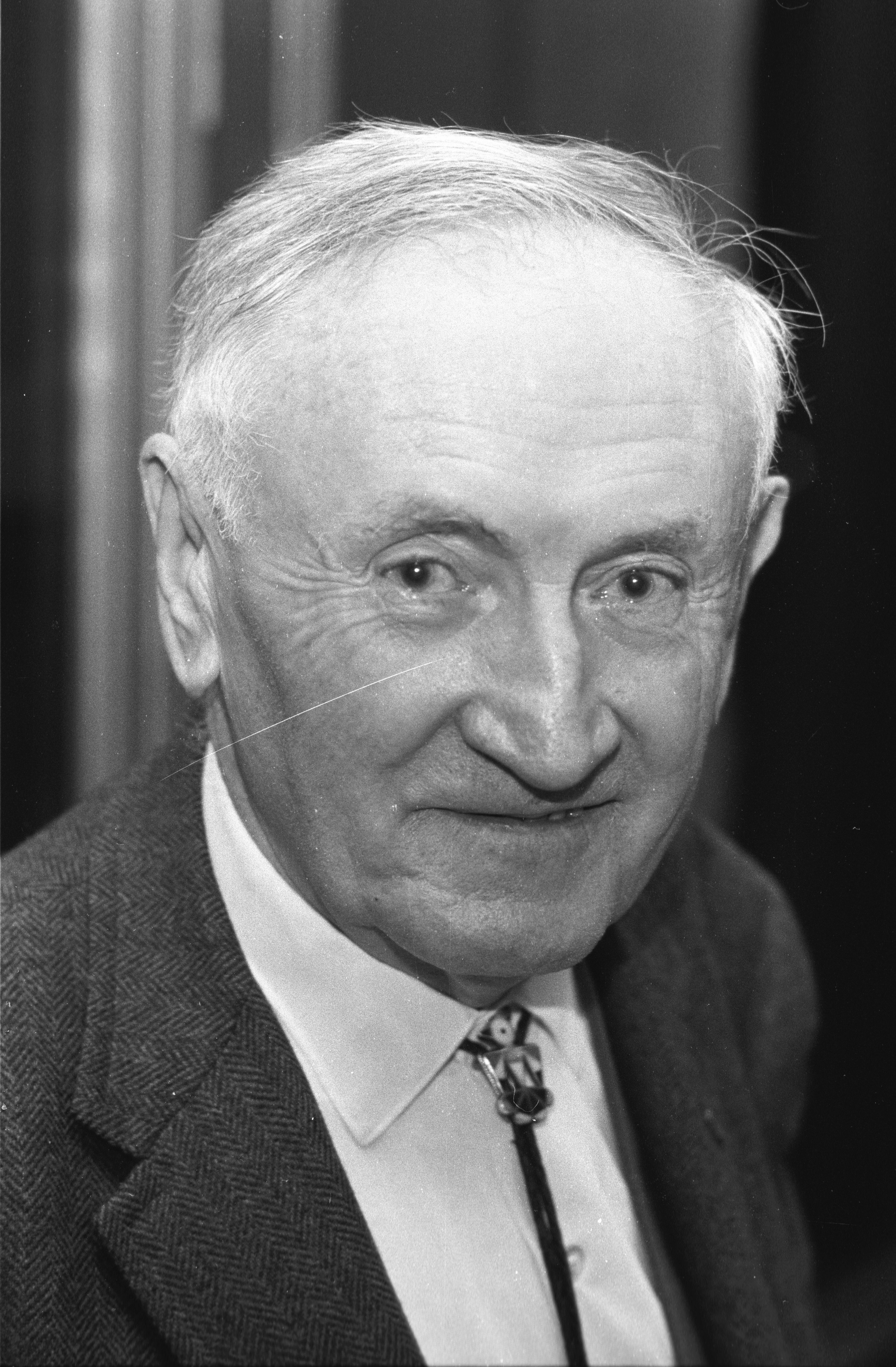 ฟริตซ์ ซวิกกีนักฟิสิกส์เจ้าของวลี ‘เลวในทุกมุมมอง (Spherical Bastard)’ : ที่มาภาพ Wikipedia Commons