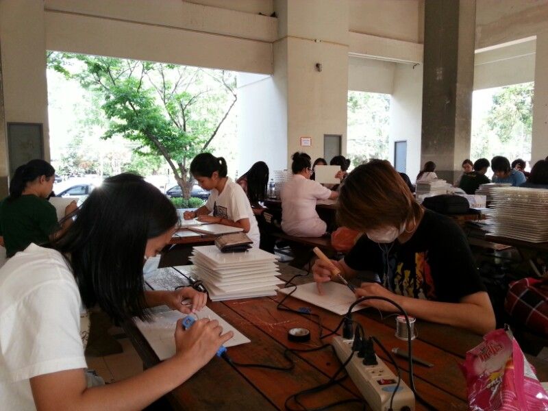 บรรยากาศของการทำป้ายไฟ AYO GG ฝีมือไทยโซวอน จาก Soshi Fanclub