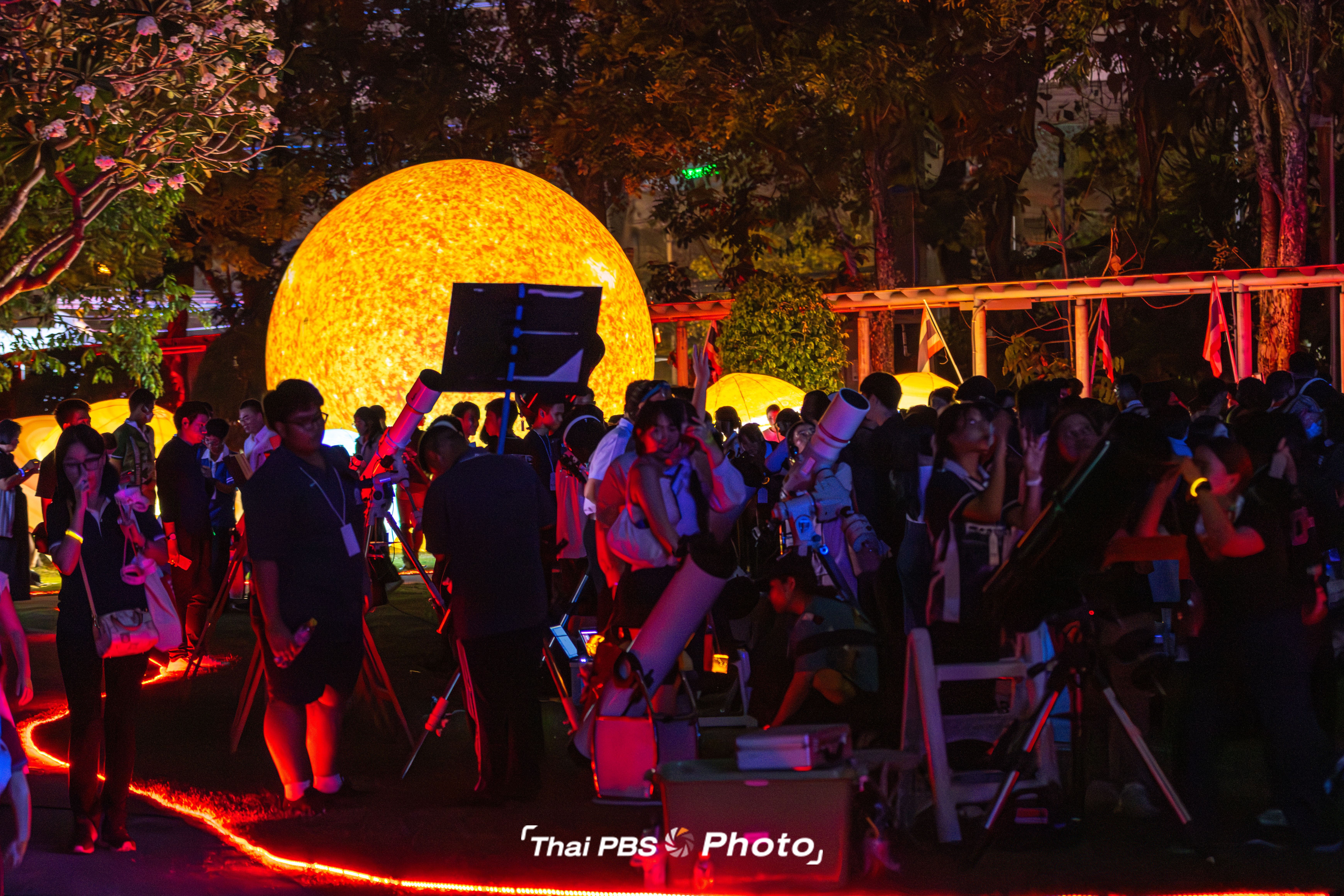 Participants during the 'Hora Star Paradox' stargazing and talk event on January 30, 2026