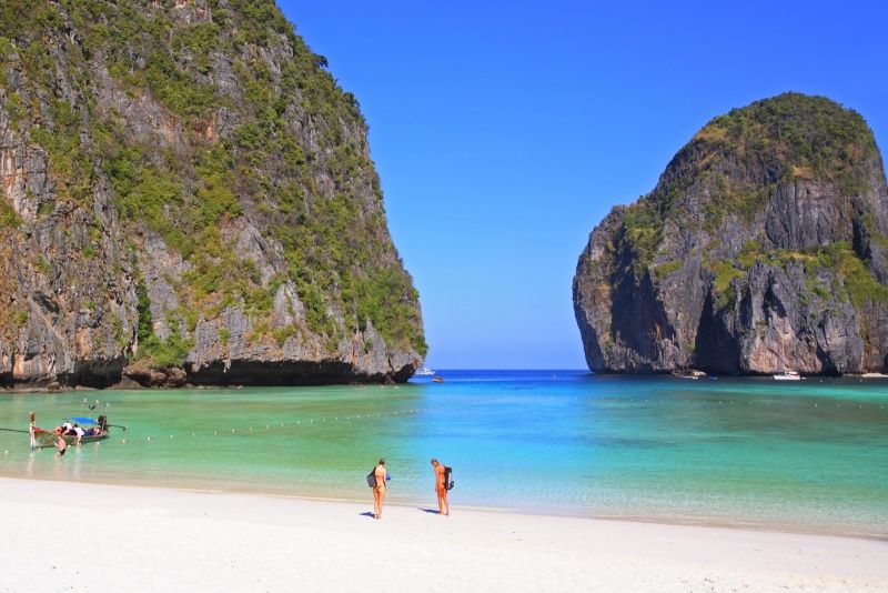 อ่าวมาหยา ภาพจากการท่องเที่ยวแห่งประเทศไทย (ททท.)