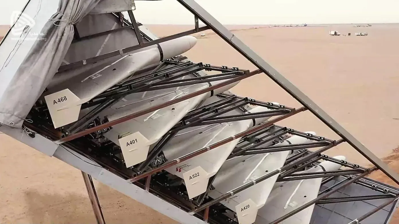 โดรนอิหร่านรุ่น Shahed-136 หลายลำบนฐานปล่อย : ที่มาภาพ กองทัพอิหร่าน