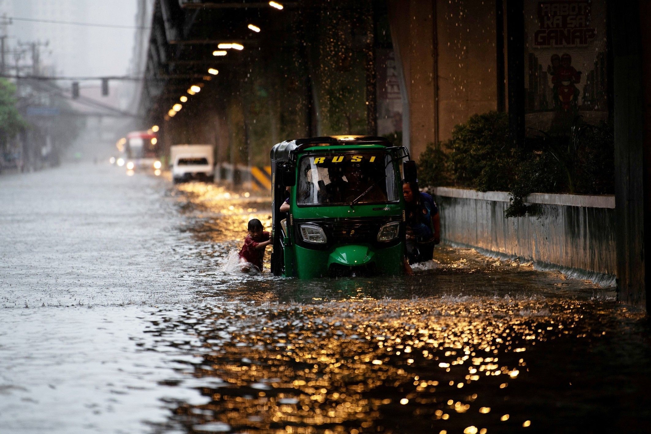 น้ำท่วมฟิลิปปินส์ ภาพจาก Ted ALJIBE,Jam STA ROSA / AFP