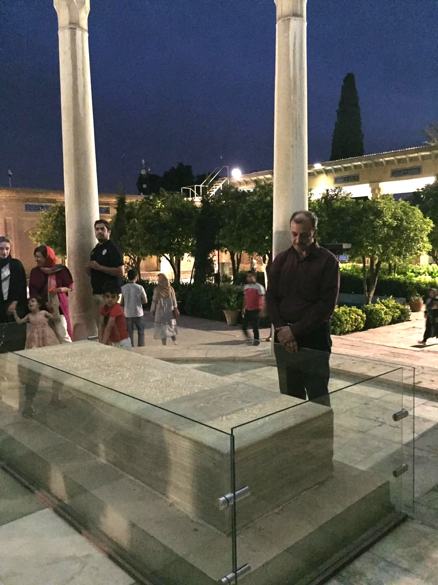 ผู้คนเดินทางมาคารวะฮาเฟซยังสุสาน