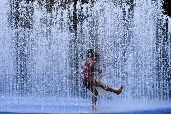 คนยุโรปเล่นน้ำคลายร้อน : ที่มาภาพ AP Photo