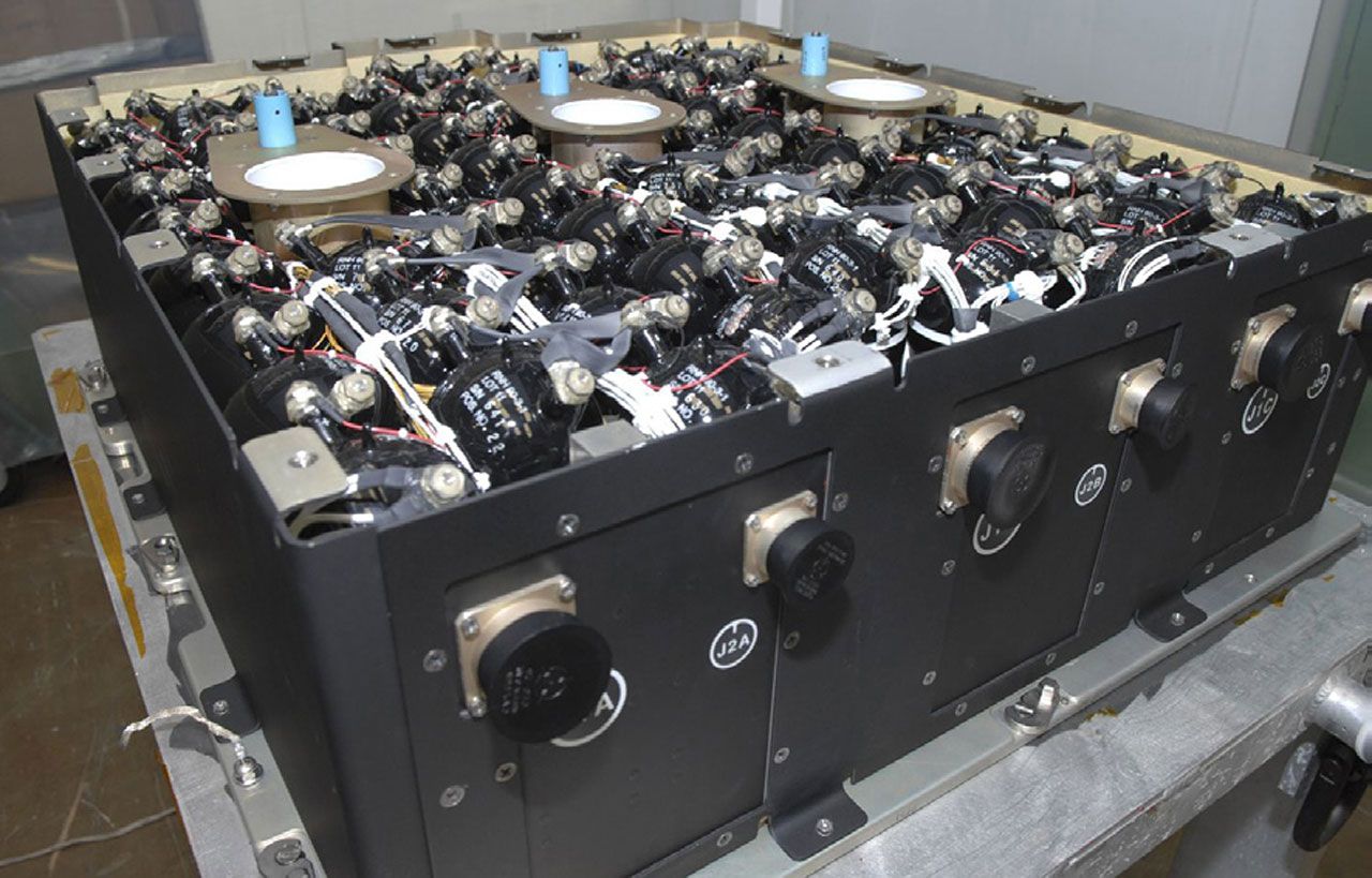ภาพชุดแบตเตอรี่ของกล้องโทรทรรศน์อวกาศฮับเบิล เป็นแบตเตอรี่ประเภท นิกเกิล-ไฮโดรเจน 2 ภาพจาก NASA