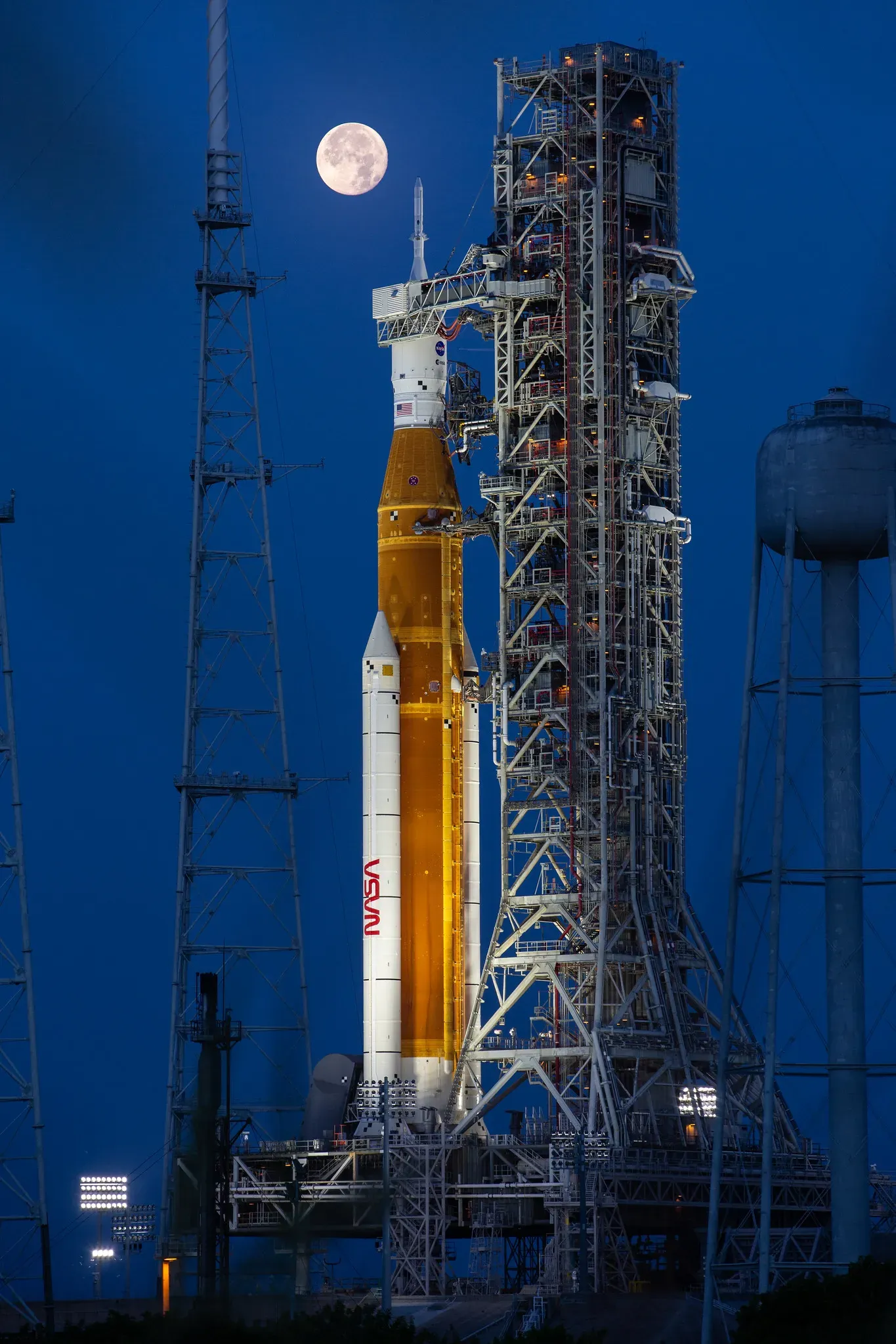 จรวด Space Launch System (SLS) ของภารกิจอาร์ทิมิส 2 ภาพจาก NASA, Cory Huston