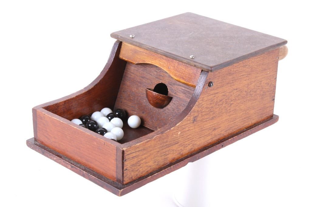 บัตรเลือกตั้ง ภาษาอังกฤษเรียกว่า ballot มาจากภาษาอิตาลีคำว่า ballotta หมายถึงลูกบอลที่ใช้ลงคะแนนเสียงซึ่งเป็นรูปแบบที่นิยมกันในอดีต