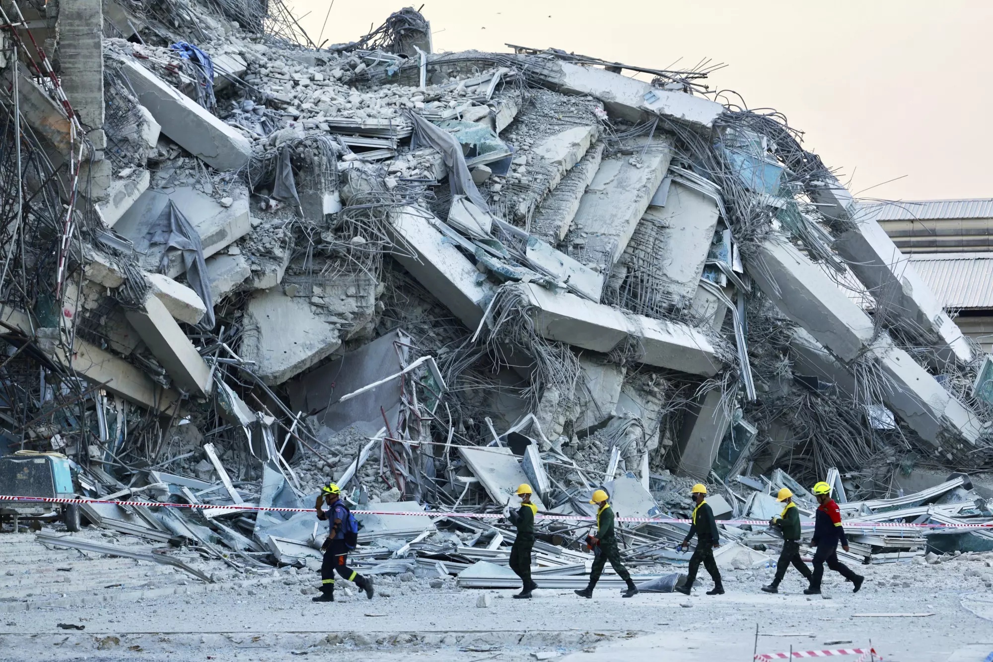 ความเสียหายจากเหตุแผ่นดินไหวในประเทศไทยปี 2025 : ที่มาภาพ Wason Wanichakorn / Associated Press