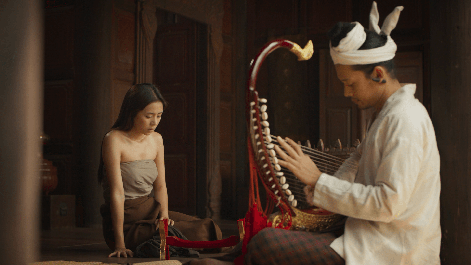 ลูกบิด พิณพม่า ในละคร จากเจ้าพระยาสู่อิรวดี3.png