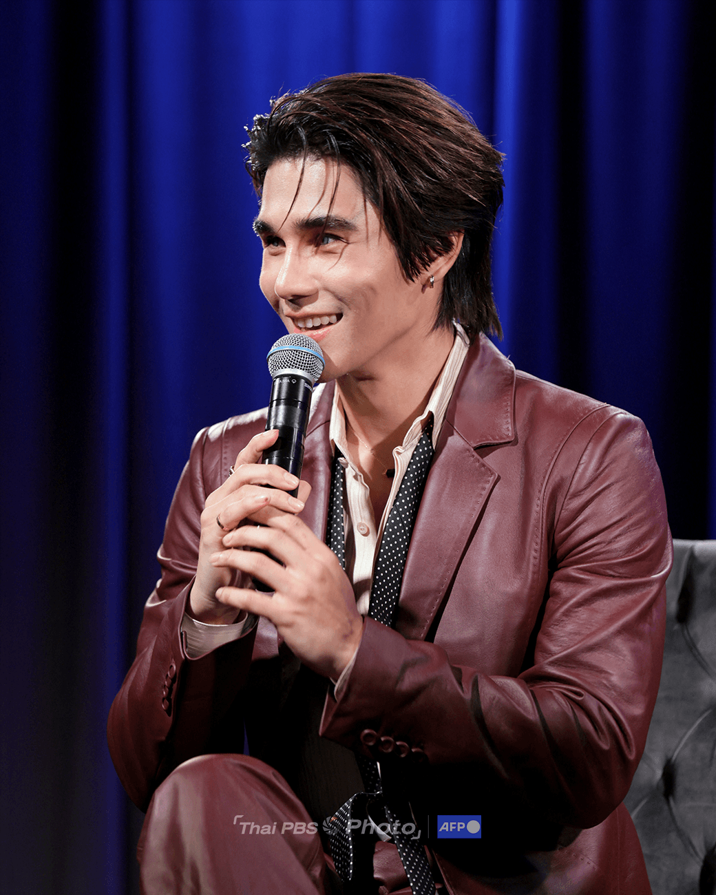 เจฟ ซาเตอร์ ขณะหันไปมองแฟนคลับบนเวที Global Spin Live เมื่อวันที่ 3 มี.ค. 69 (ภาพ: Rebecca Sapp/Getty Images via AFP)