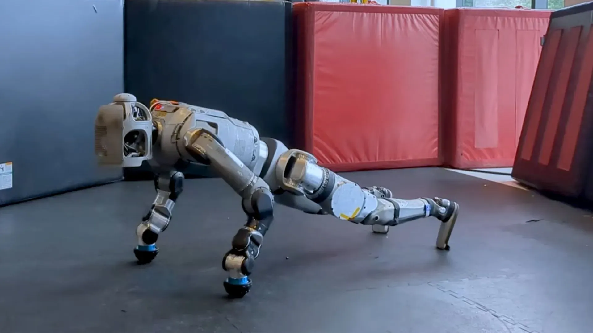 หุ่นยนต์ Atlas ของบริษัท Boston Dynamics ขณะสาธิตความสามารถในการวิดพื้น : ที่มาภาพ Boston Dynamics