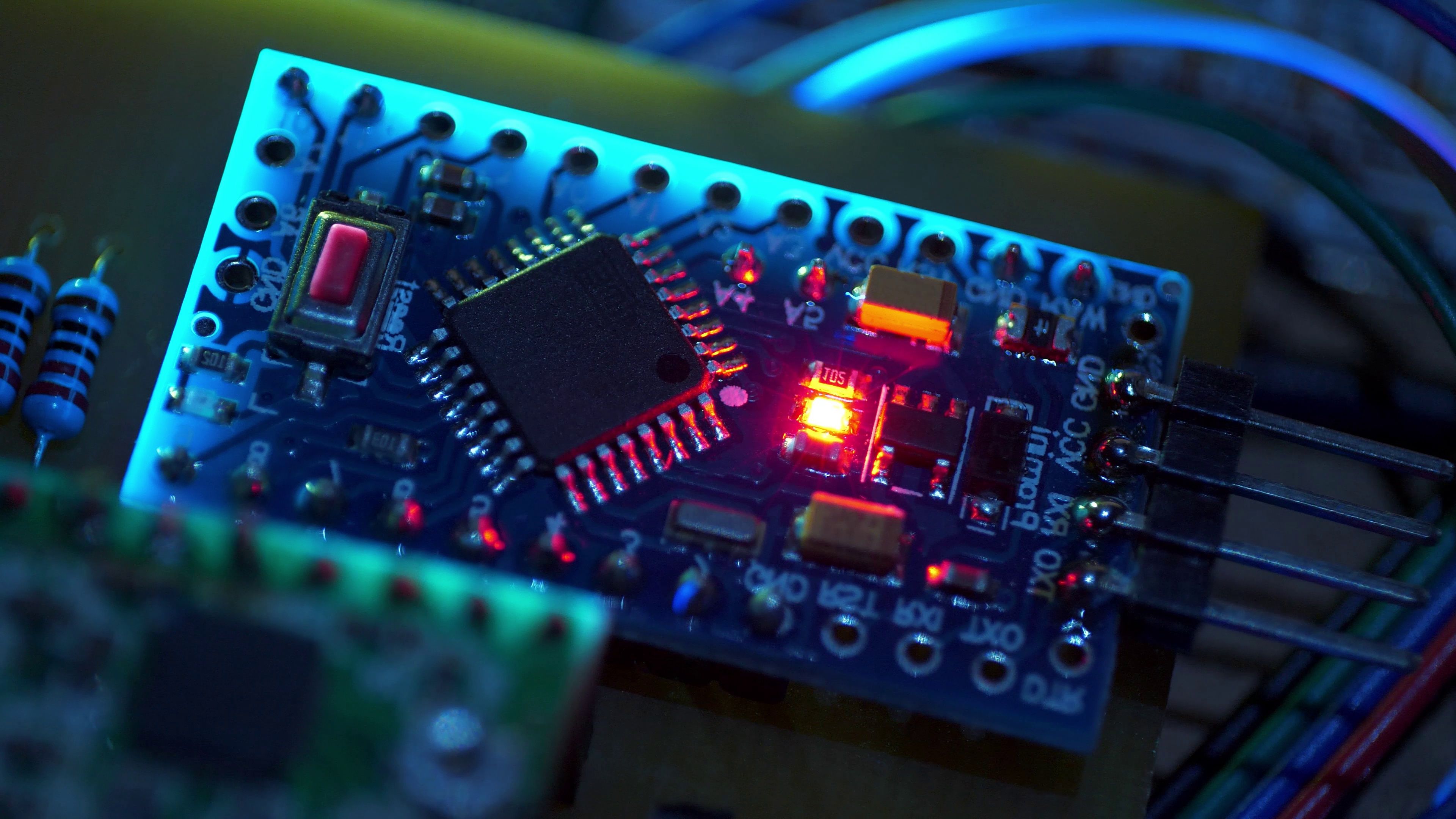 ทรานซิสเตอร์ ส่วนประกอบสำคัญของเทคโนโลยีปัจจุบัน ซึ่งทำงานได้ด้วยความรู้ฟิสิกส์ควอนตัม