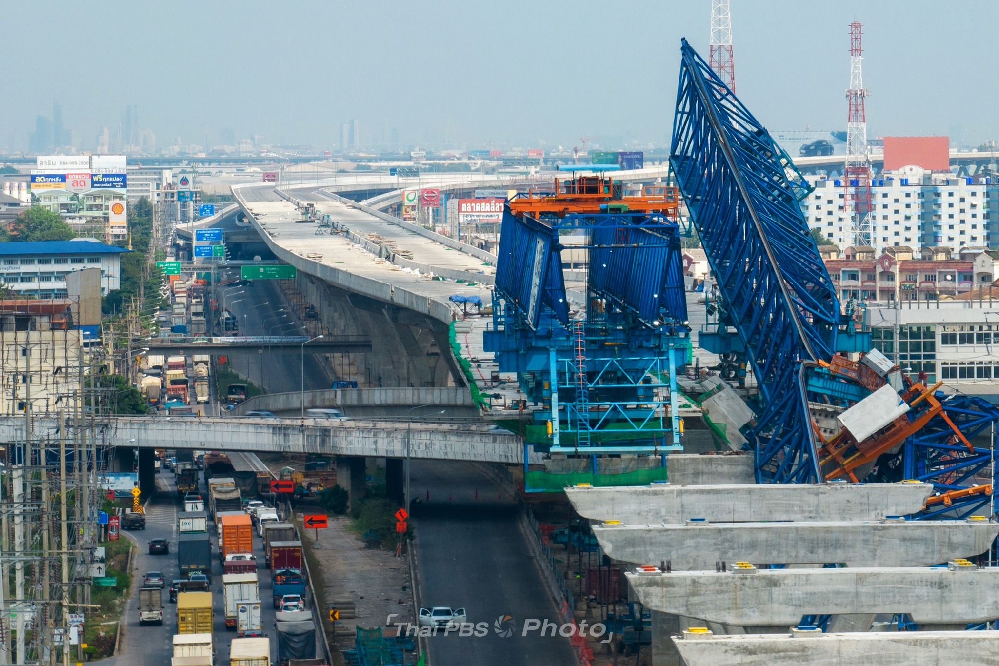 ถนนพระราม 2 เกิดอุบัติเหตุจากงานก่อสร้างภาครัฐบ่อยครั้ง (ภาพจาก: ฉัฐพัชร์ สุวรรณยุหะ, สุพันธ์ ทรัพย์วรกิจ)
