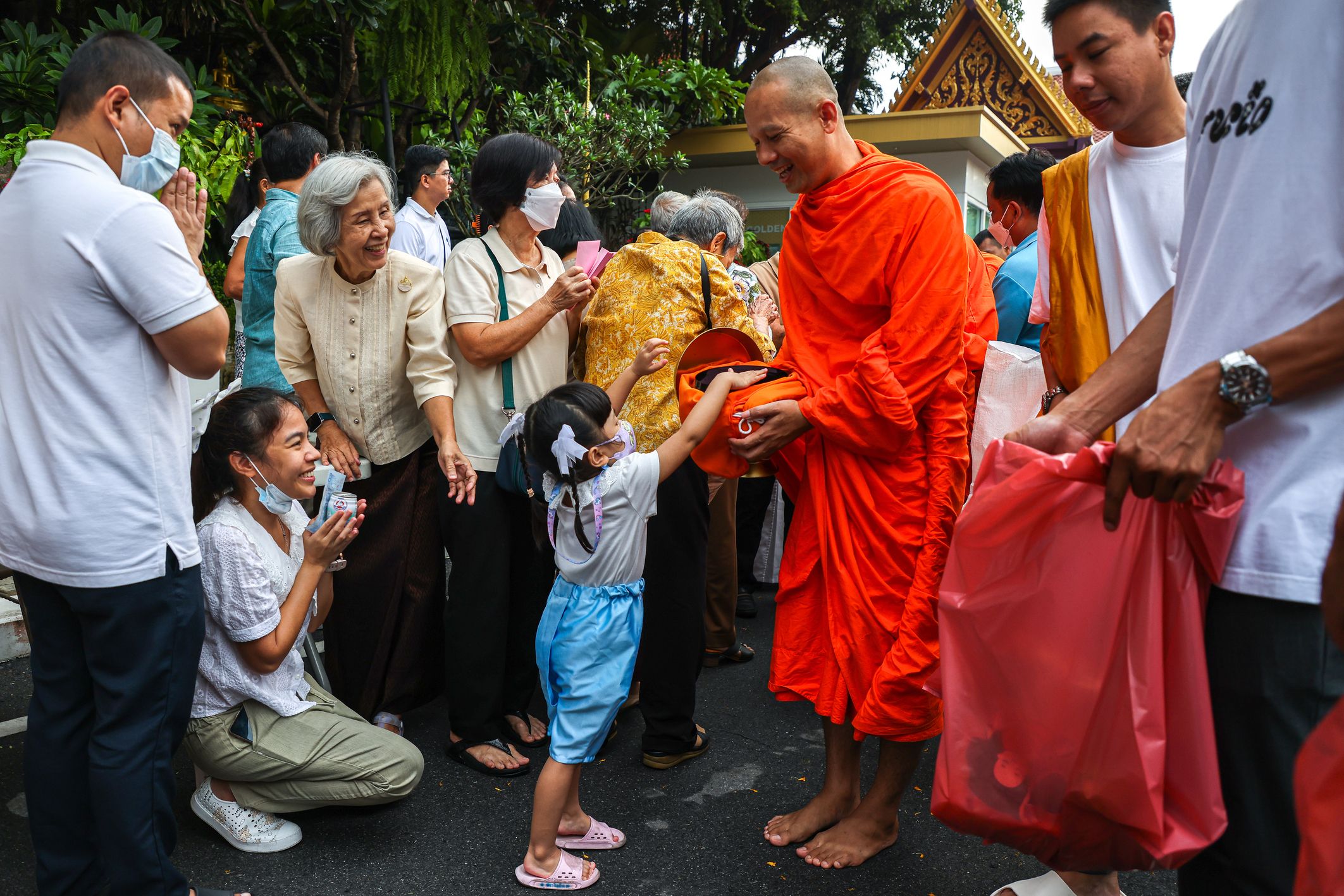 พุทธศาสนิกชนพร้อมใจกันไปทำบุญตักบาตรที่วัด