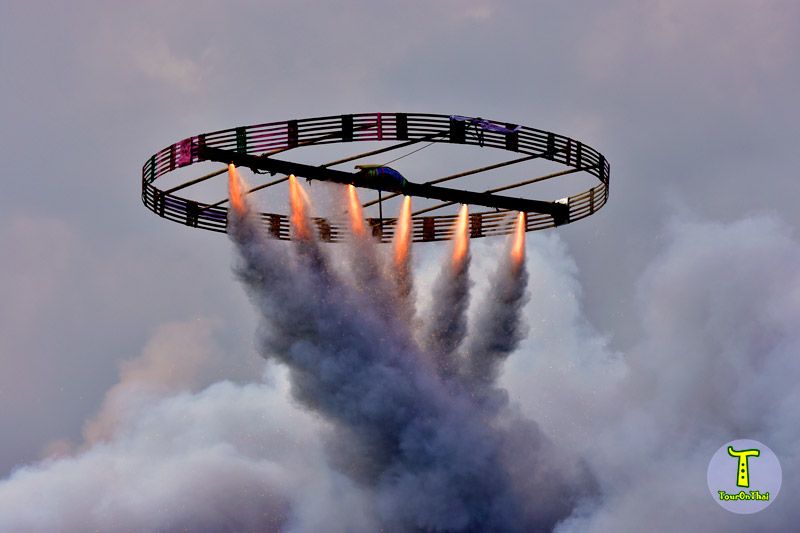 บั้งไฟตะไลล้าน ทั้งหนักและมีรูปร่างแปลกไปจากบั้งไฟทั่วไป : ที่มาภาพ touronthai