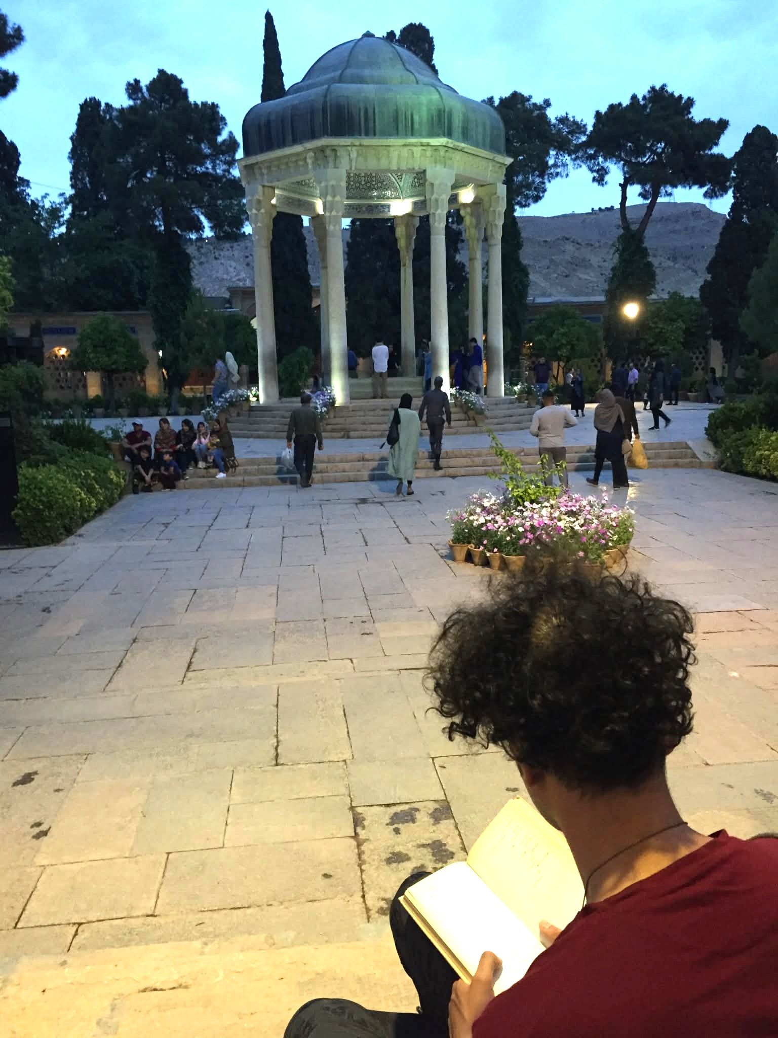 ชาวอิหร่านนั่งอ่านบทกวีของฮาเฟซ ณ สุสานเมืองชิราซ