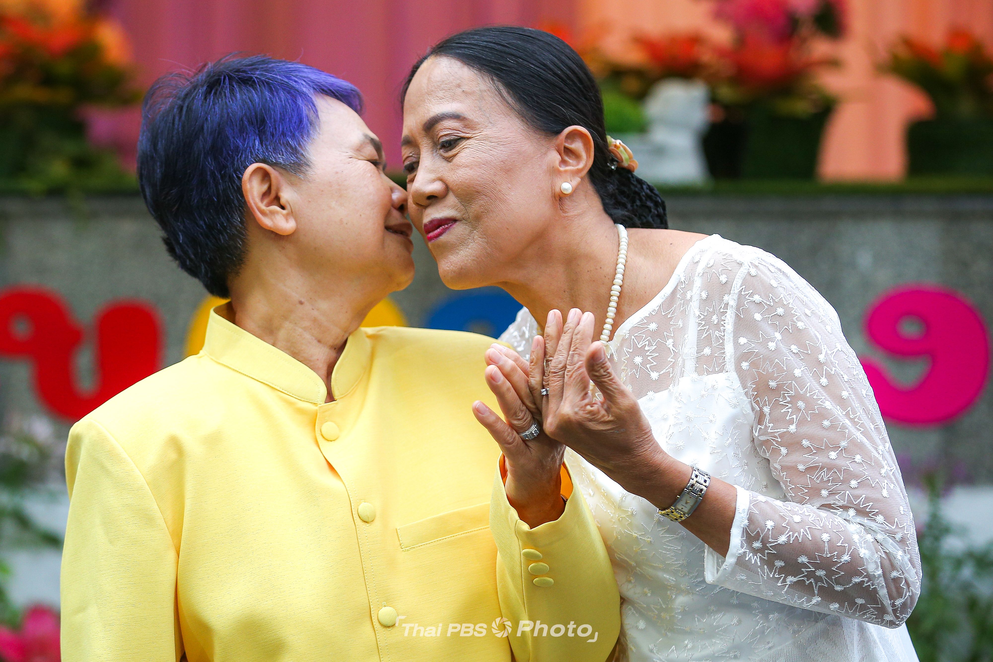 สมรสเท่าเทียม คู่แรก จูงมือจดทะเบียนเขตบางรัก รักยั่งยืน&nbsp;