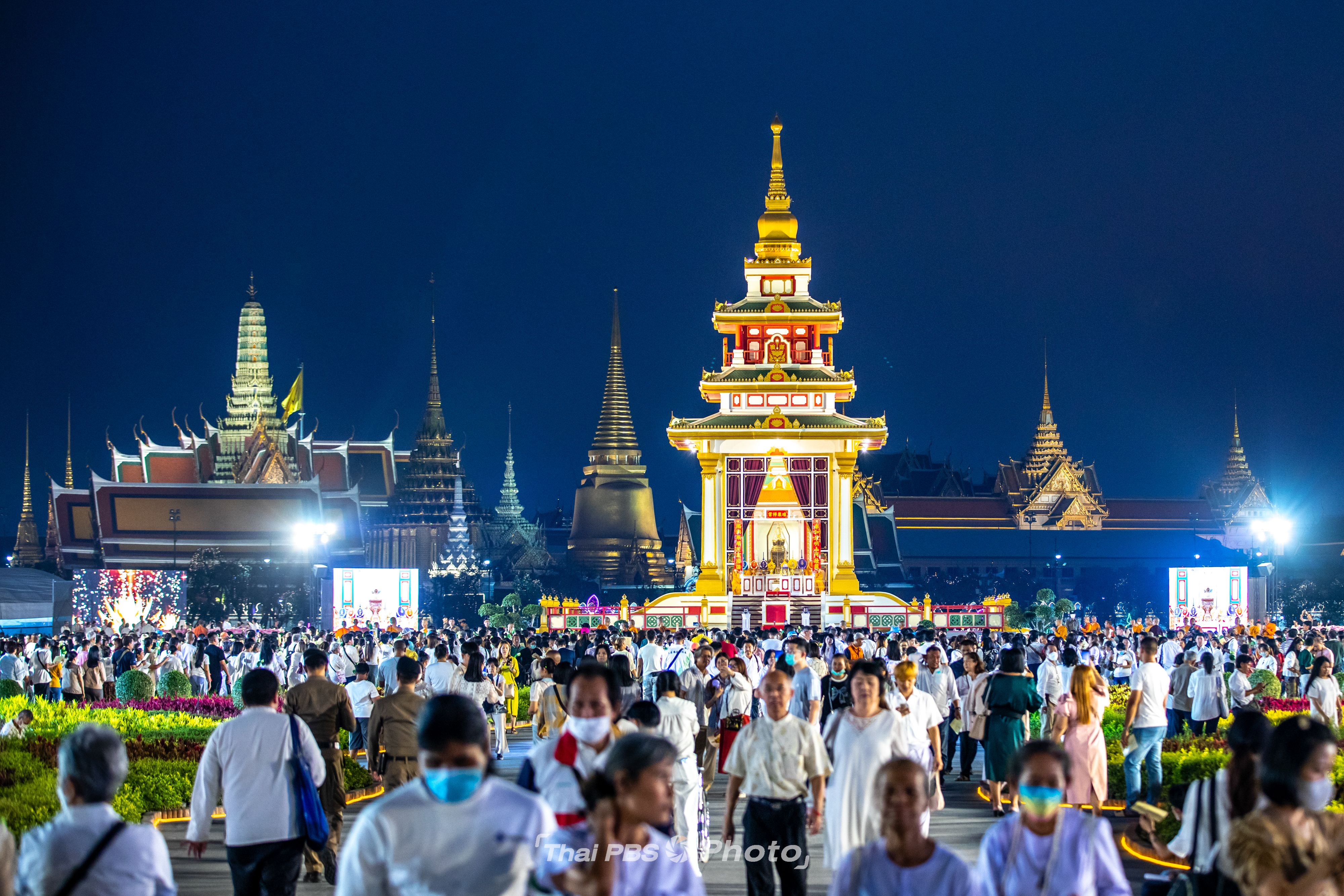 ประชาชนหลั่งไหลสักการะพระบรมสารีริกธาตุ (พระเขี้ยวแก้ว) ณ ท้องสนามหลวง ท่ามกลางบรรยากาศอันงดงาม ก่อนอัญเชิญกลับจีน 