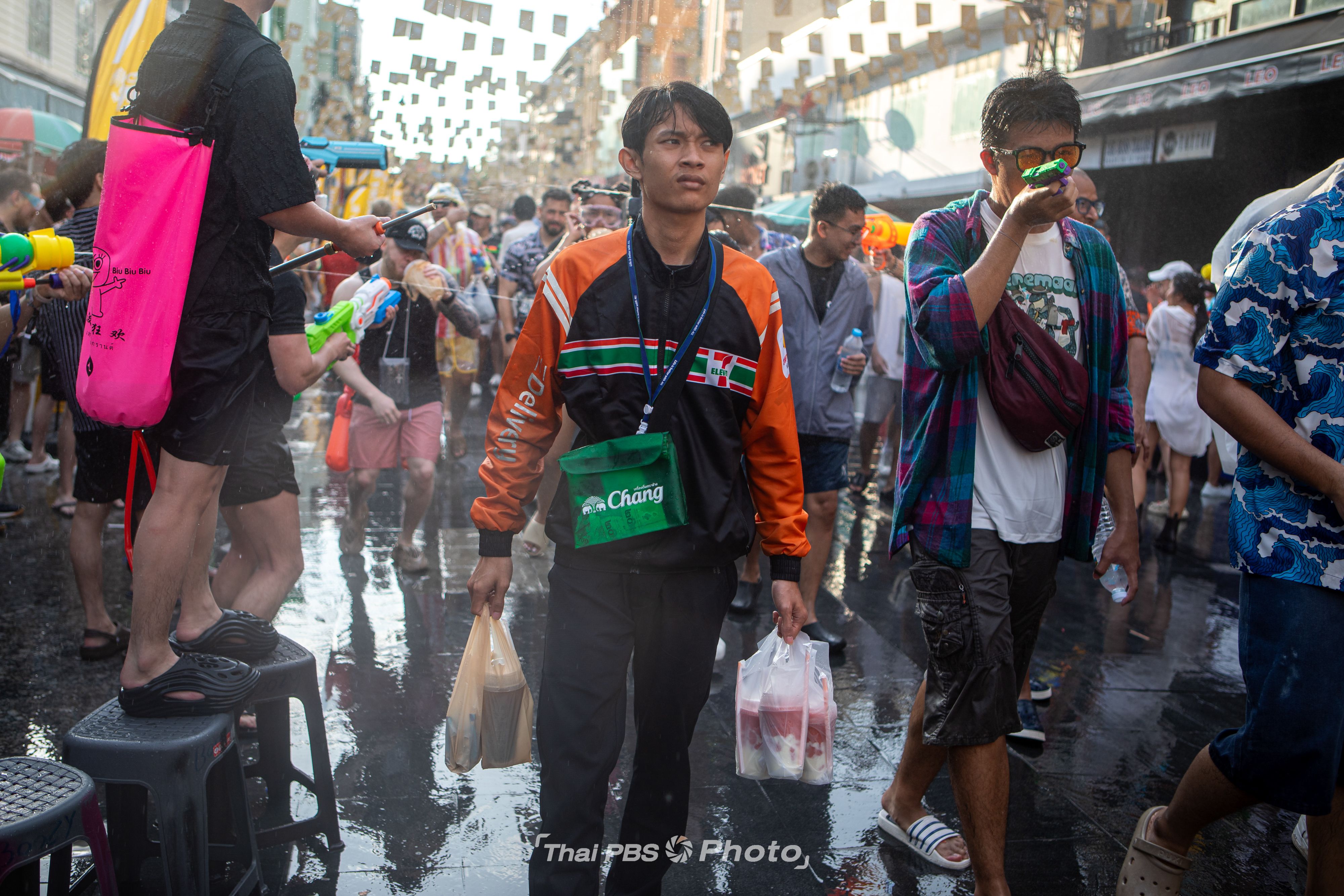 ถนนข้าวสาร คึกคัก! นักท่องเที่ยวร่วมสาดน้ำสงกรานต์ สนุกครบรสแบบไทย 