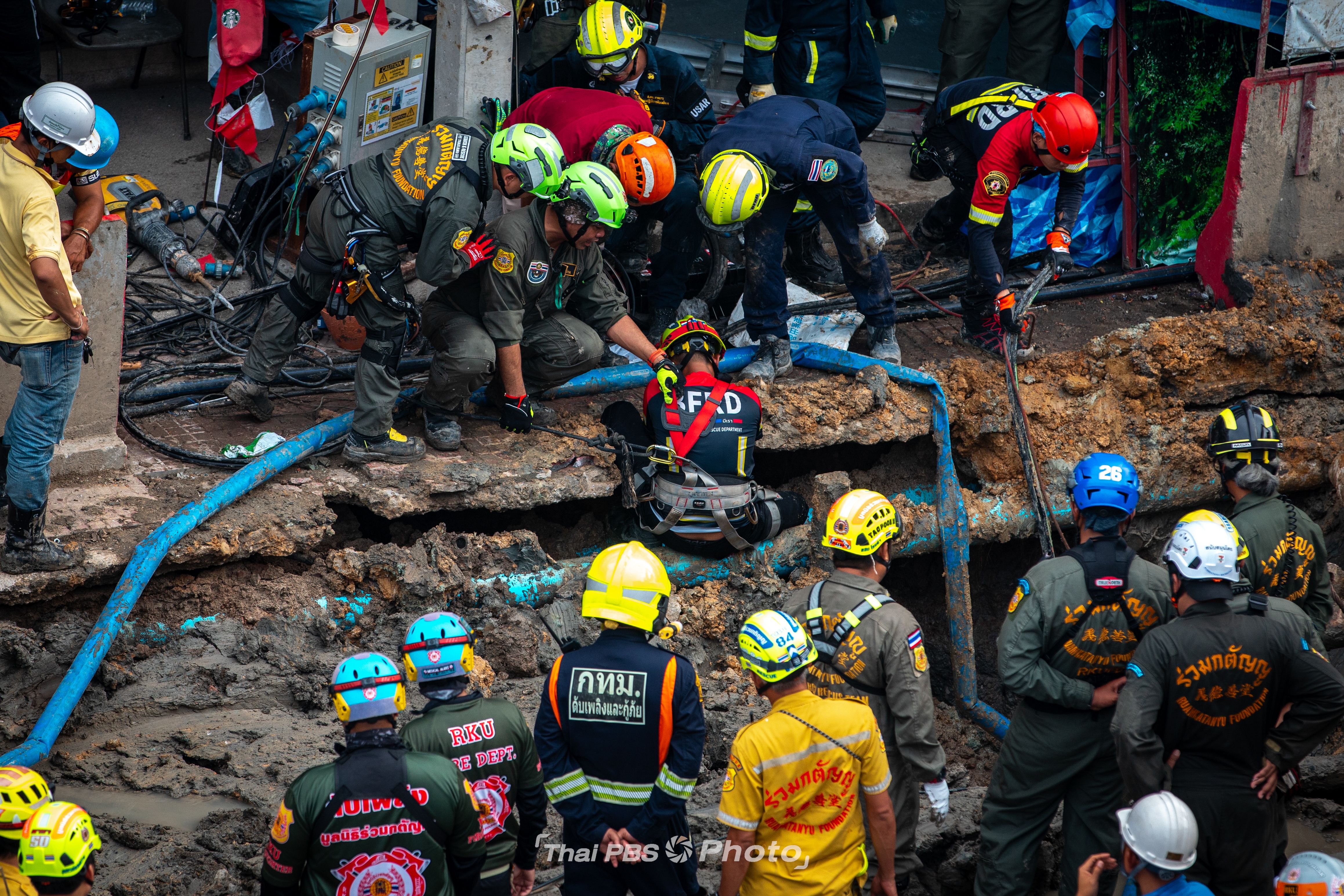 คนงานตกหลุม ระหว่างก่อสร้าง รฟฟ. สายสีส้ม - เร่งช่วย