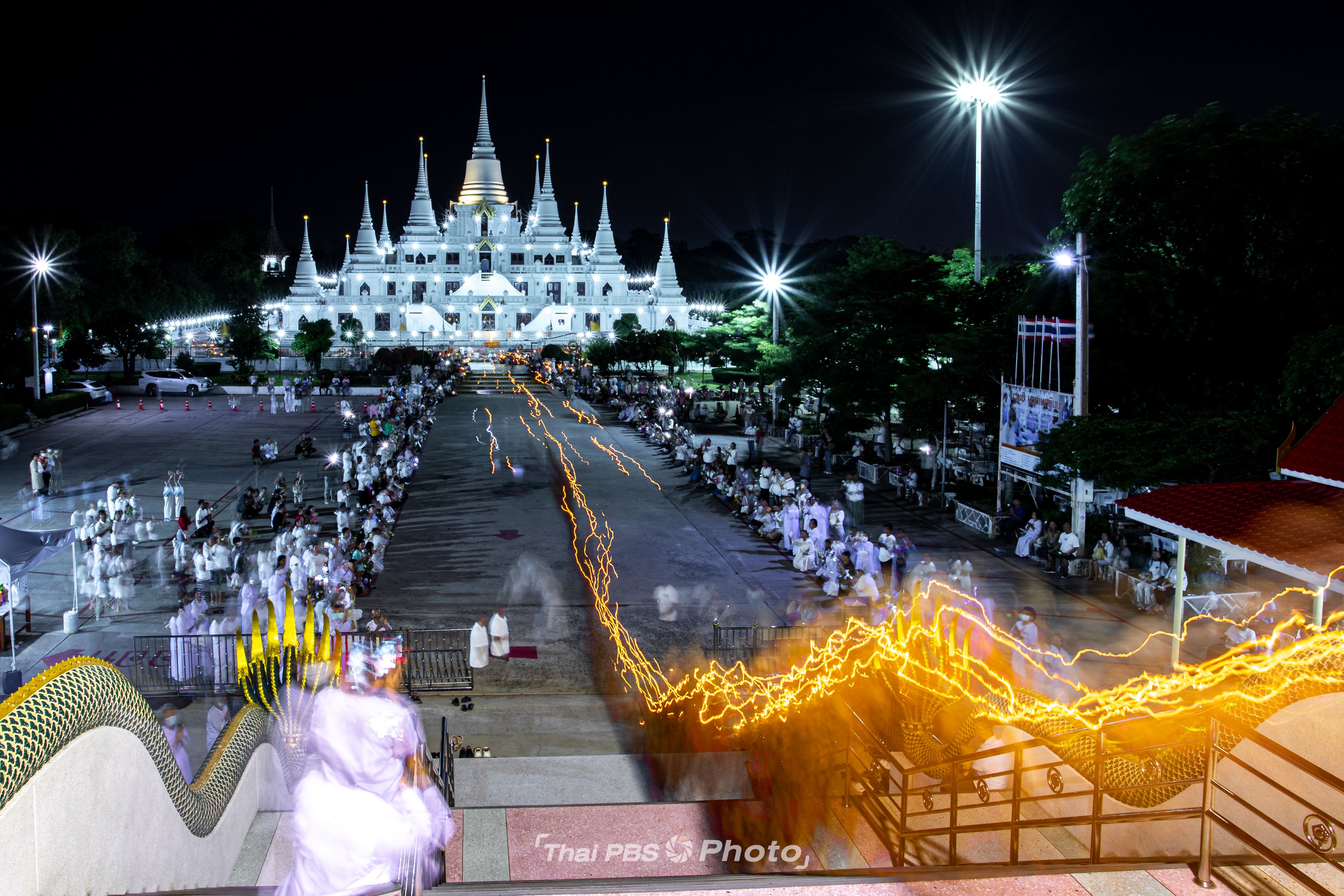 พุทธศาสนิกชน ร่วมเวียนเทียนวันอาสาฬหบูชา ณ วัดอโศการาม