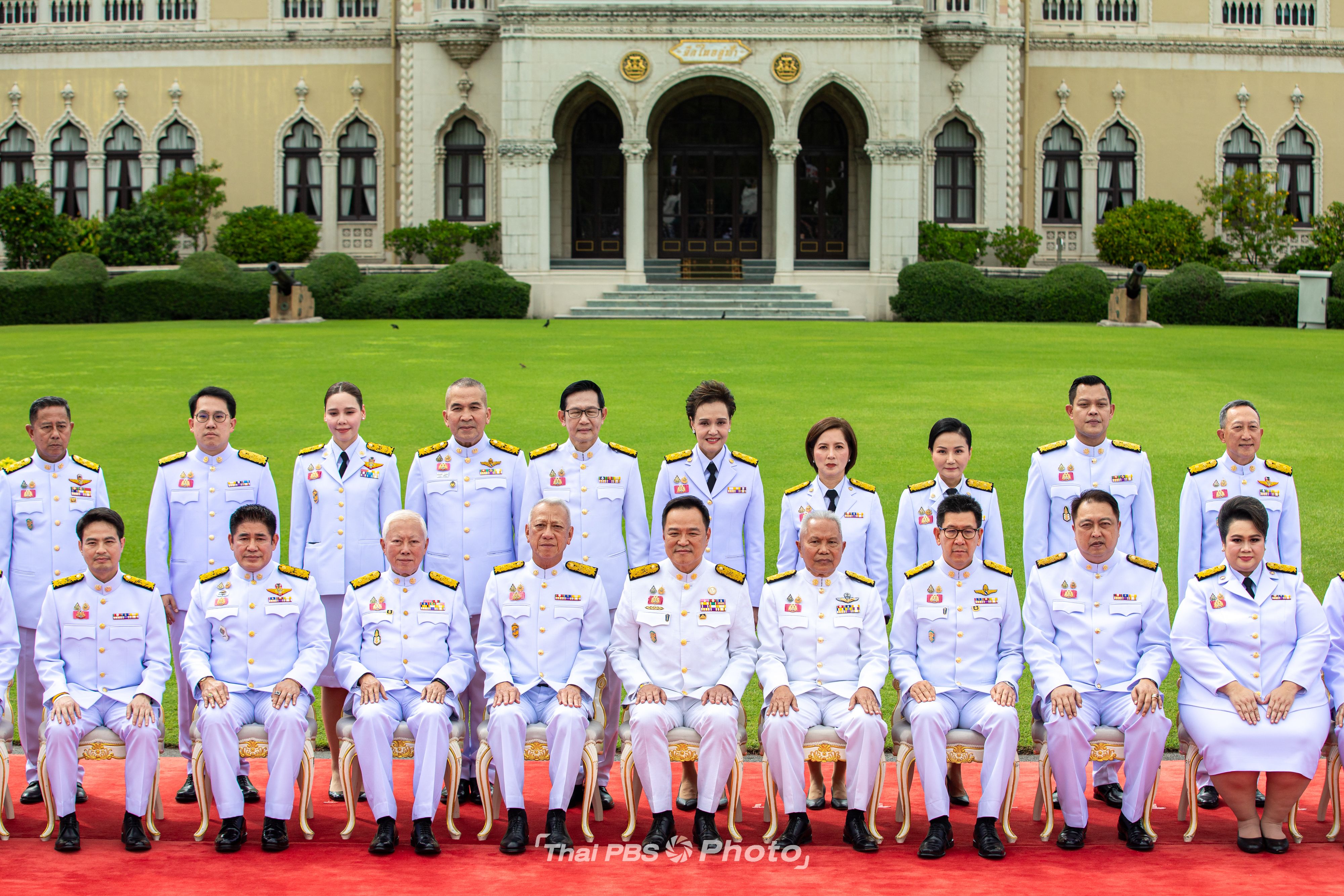 ครม.อนุทิน 1 ถ่ายภาพหมู่หน้าตึกไทยคู่ฟ้า ก่อนเตรียมแถลงนโยบายต่อรัฐสภา