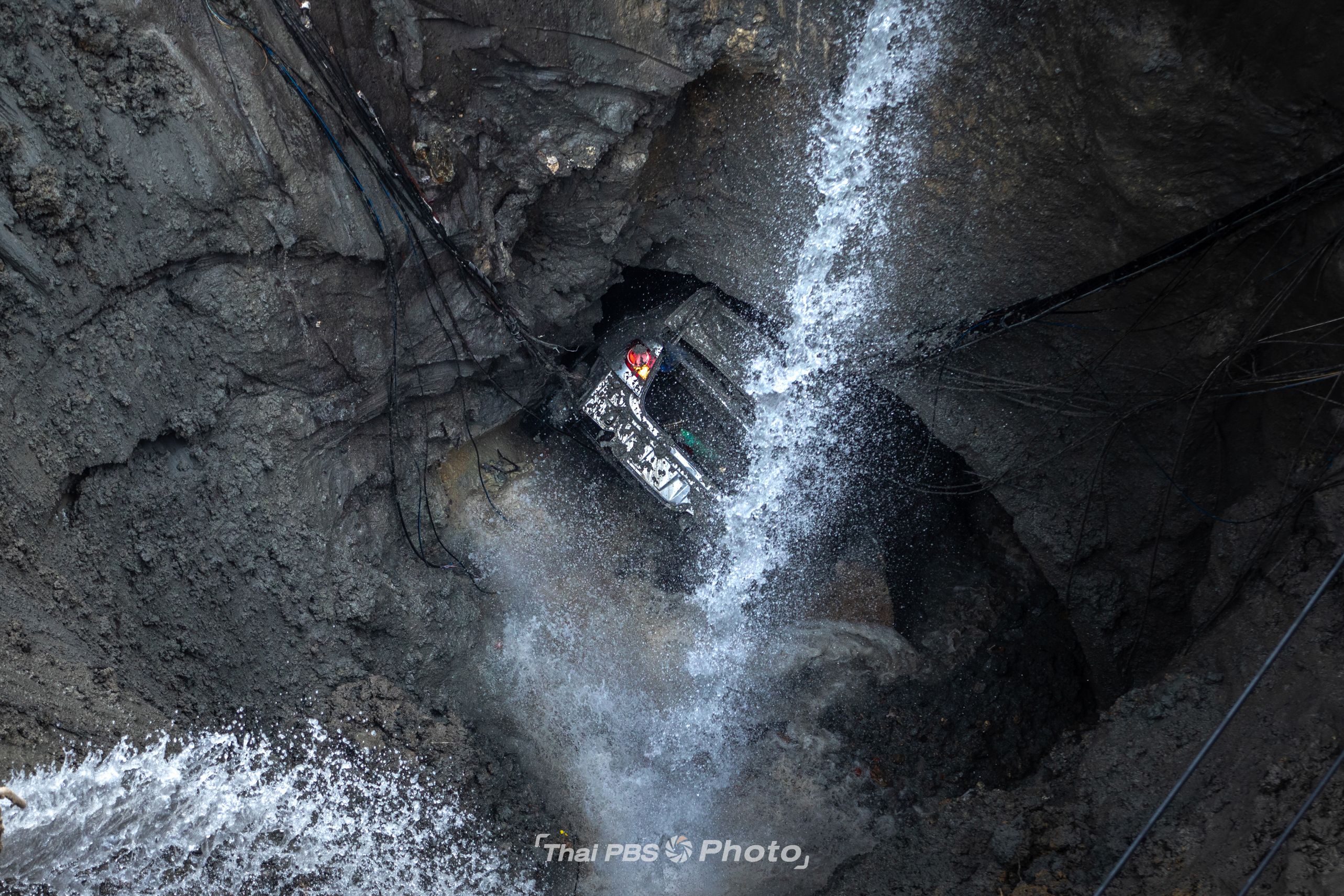 เหตุการณ์ ถนนทรุดตัว หน้า รพ.วชิรพยาบาล ลึก 50 เมตร