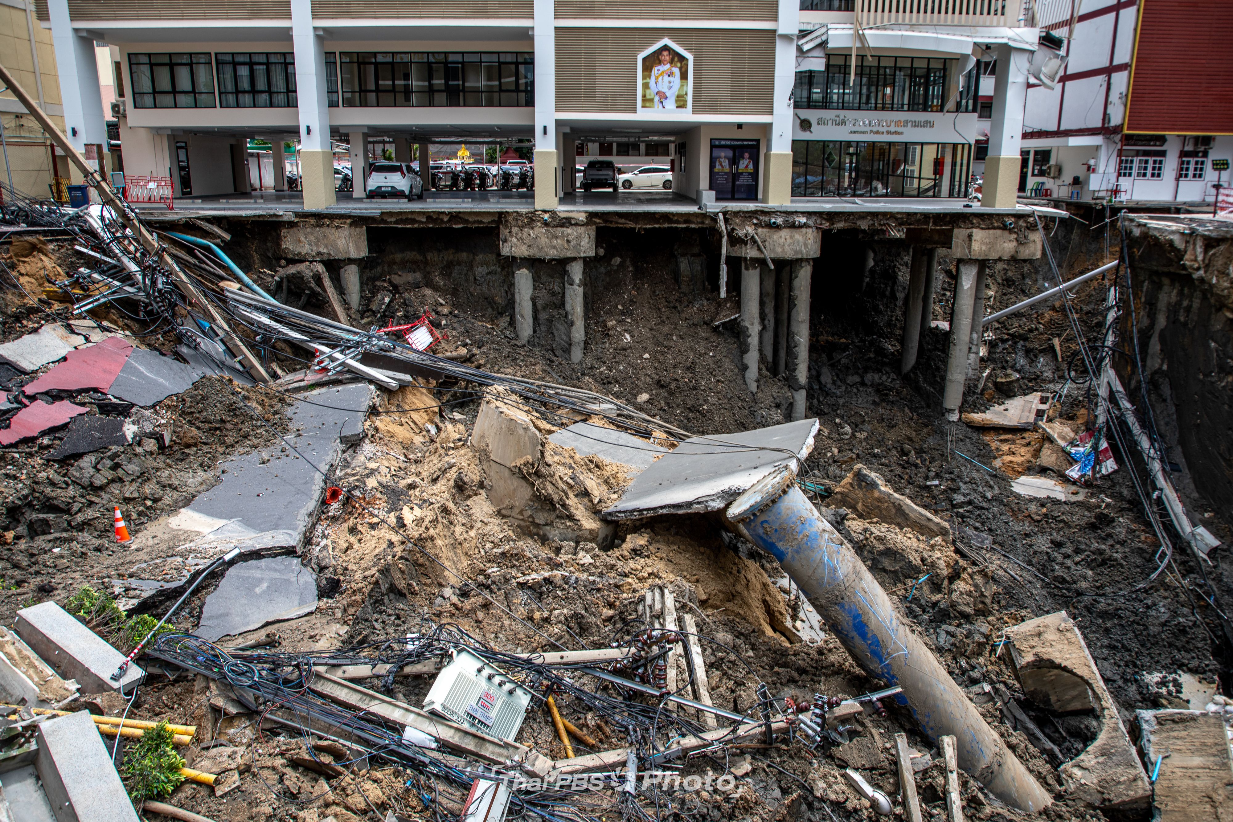 ถนนสามเสนทรุดหน้า รพ.วชิรพยาบาล กระทบค้าขาย-การจราจร รฟม. คาดคืนผิวจราจรใน 2 สัปดาห์