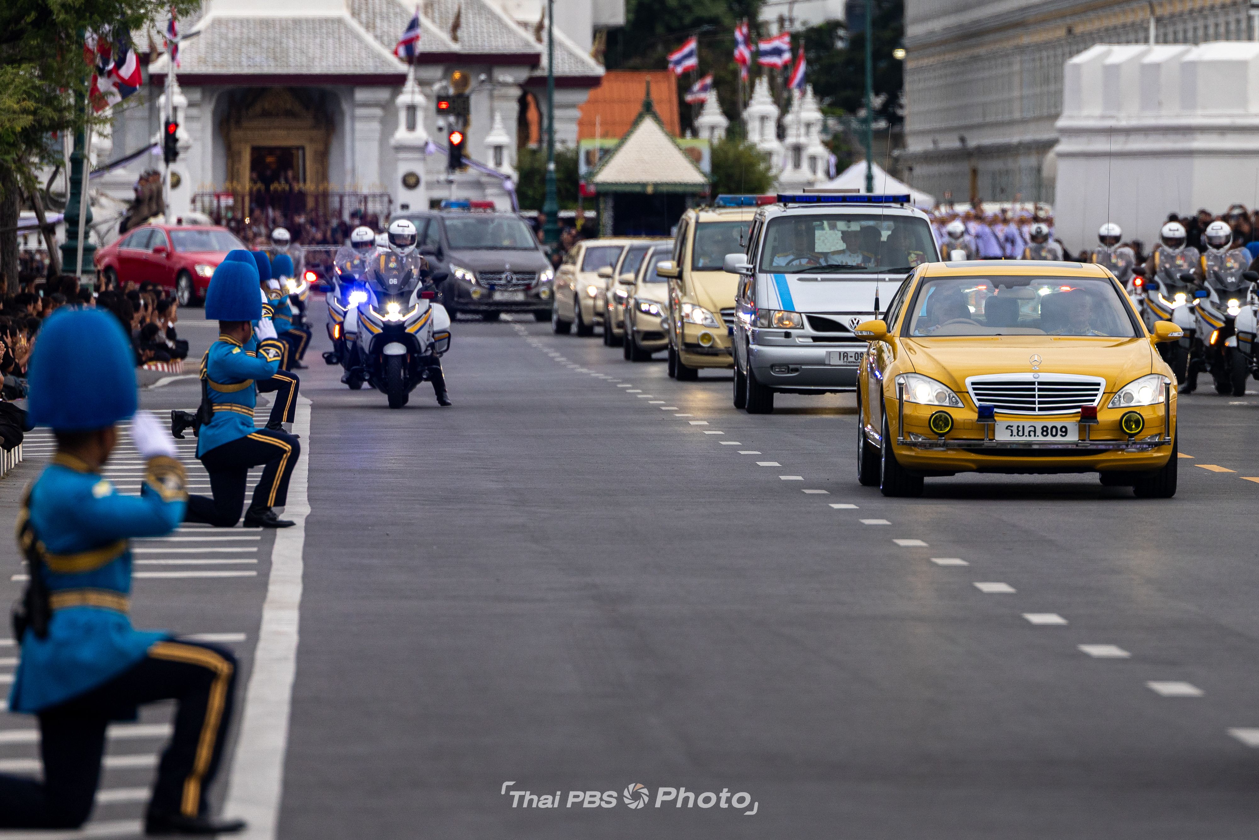 ในหลวง-พระราชินี พระบรมวงศานุวงศ์ เชิญพระบรมศพ “สมเด็จพระบรมราชชนนีพันปีหลวง” กลับสู่พระบรมมหาราชวัง