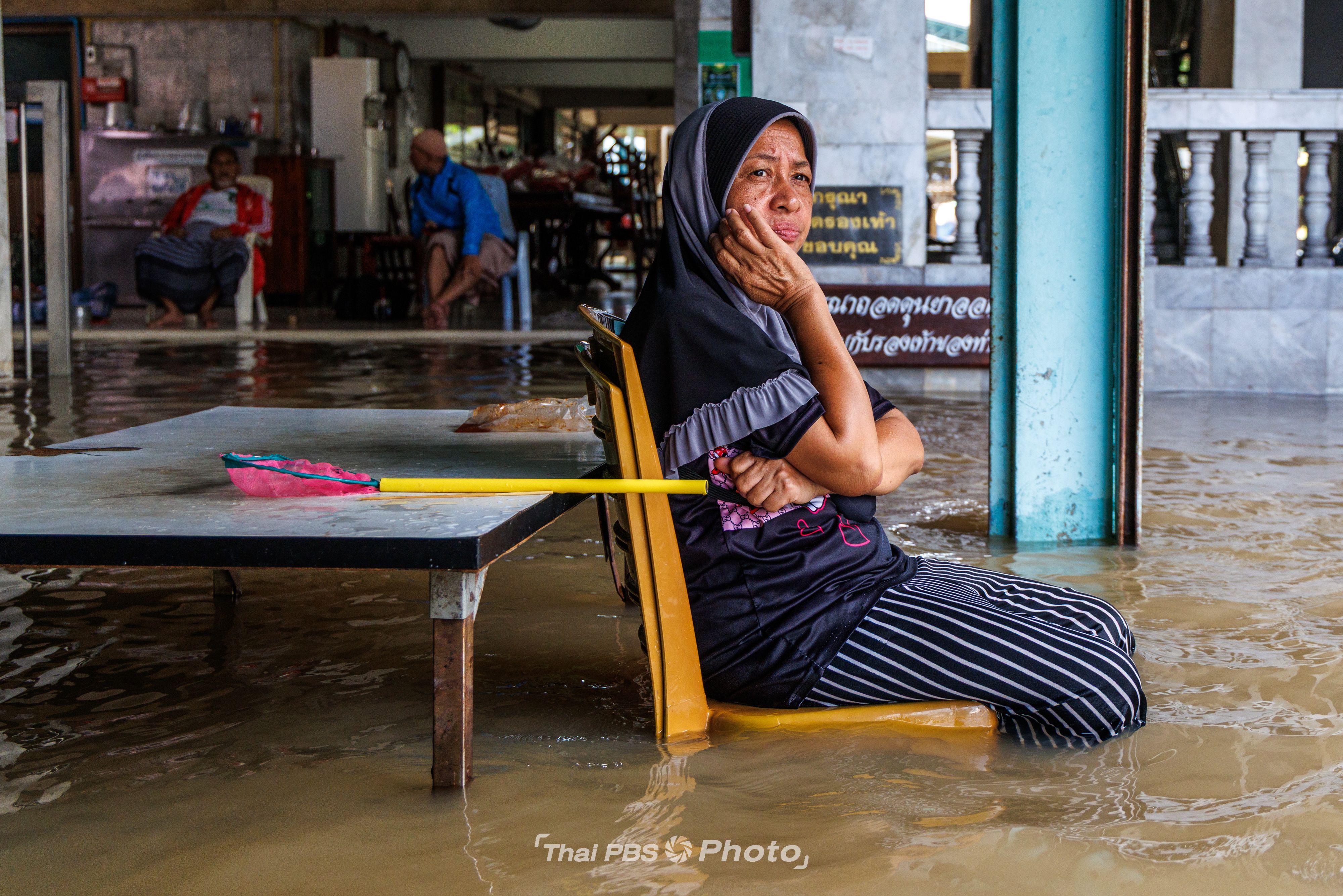 นนทบุรียังอ่วม น้ำเจ้าพระยาท่วมโรงเรียนและโรงพยาบาลในชุมชนมัสยิดท่าอิฐ