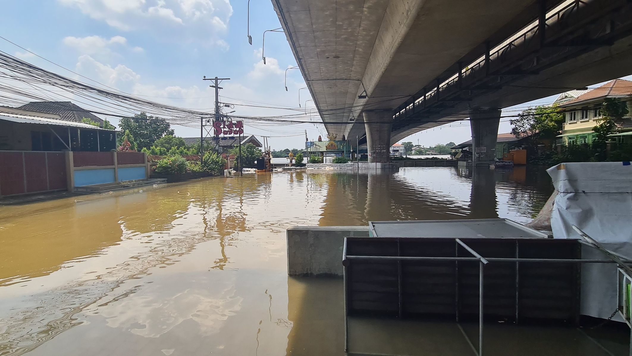 แม่น้ำเจ้าพระยา เอ่อท่วมถนน