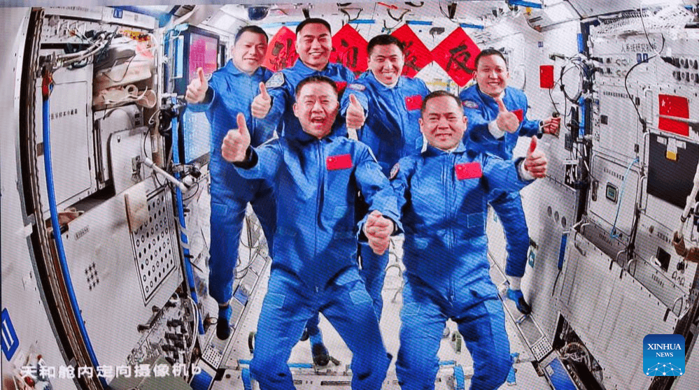 ภาพถ่ายของนักบินอวกาศทั้ง 6 คนจากภารกิจ Shenzhou-20 และ Shenzhou-21 ภาพจาก สำนักข่าว Xiahua