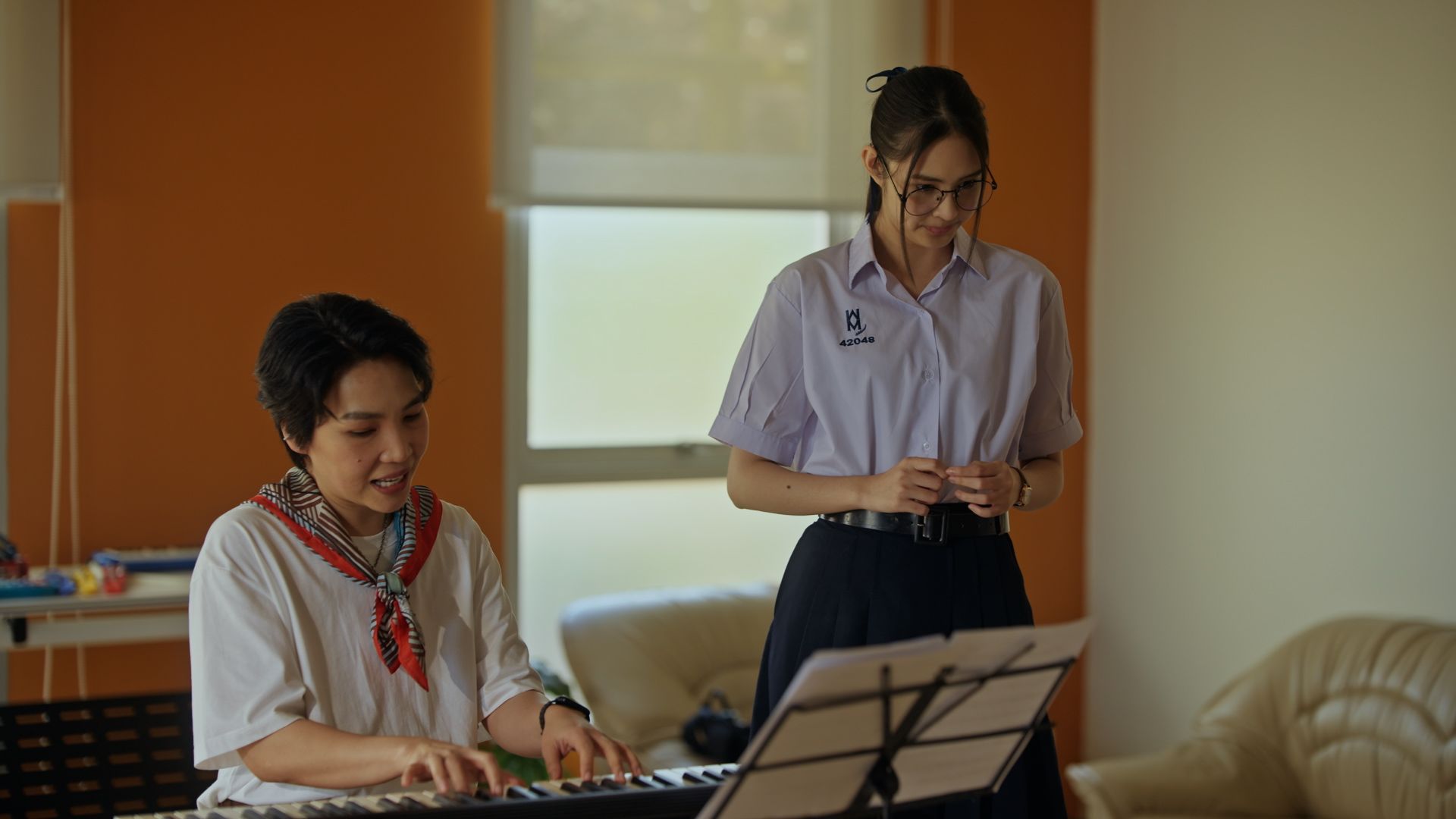 หากได้รับการฝึกฝน คนที่เป็นออทิสติกจะใช้พรสวรรค์ของตัวเองให้เป็นประโยชน์ต่อไปได้ (ภาพ: ซีรีส์ ท่วงทำนองที่เลือนหาย)