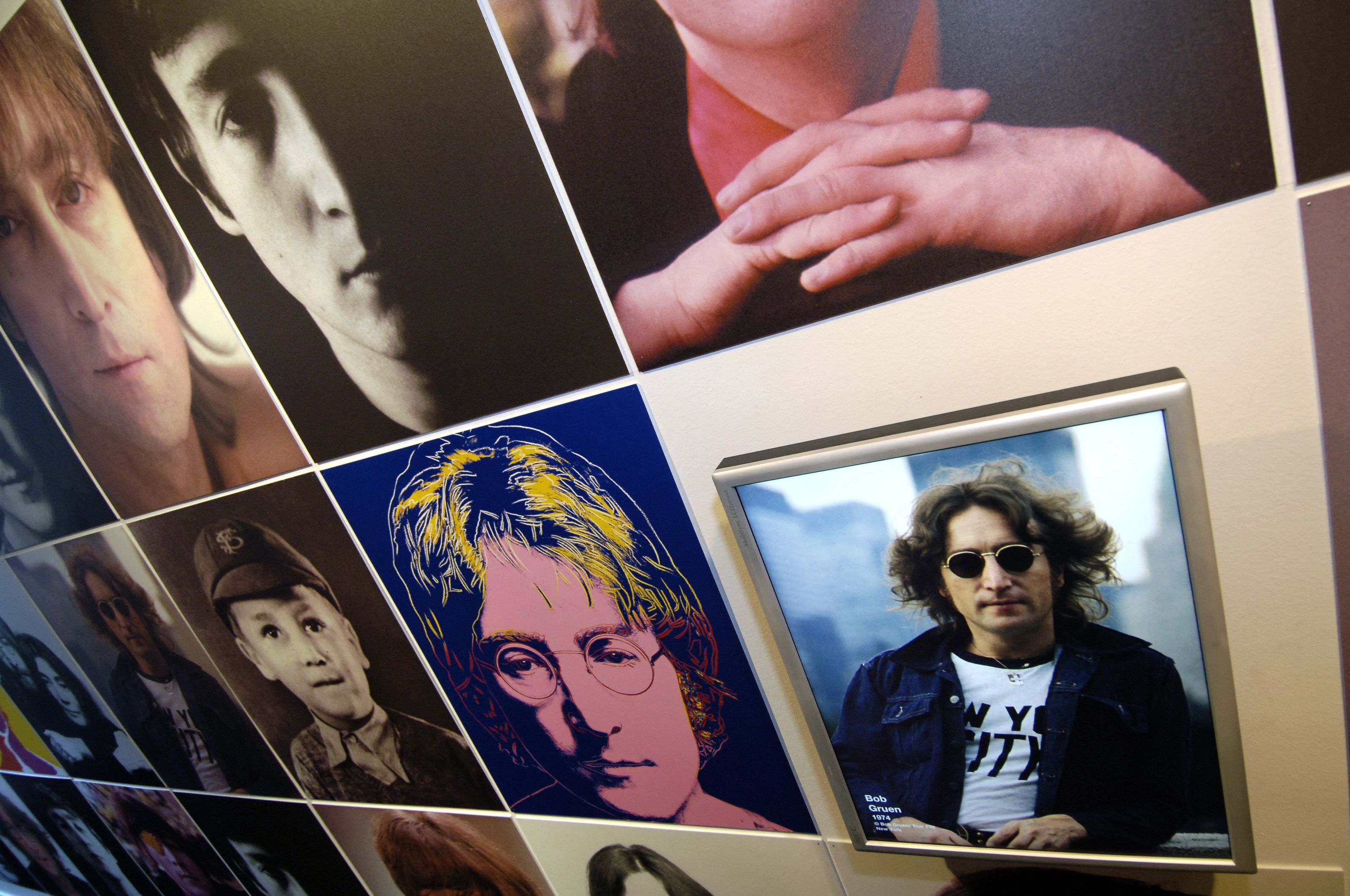 ภาพของ John Lennon ในนิทรรศการ ณ กรุงปารีส เมื่อปี 2005 (ภาพ: Stephane de Sakutin/AFP)