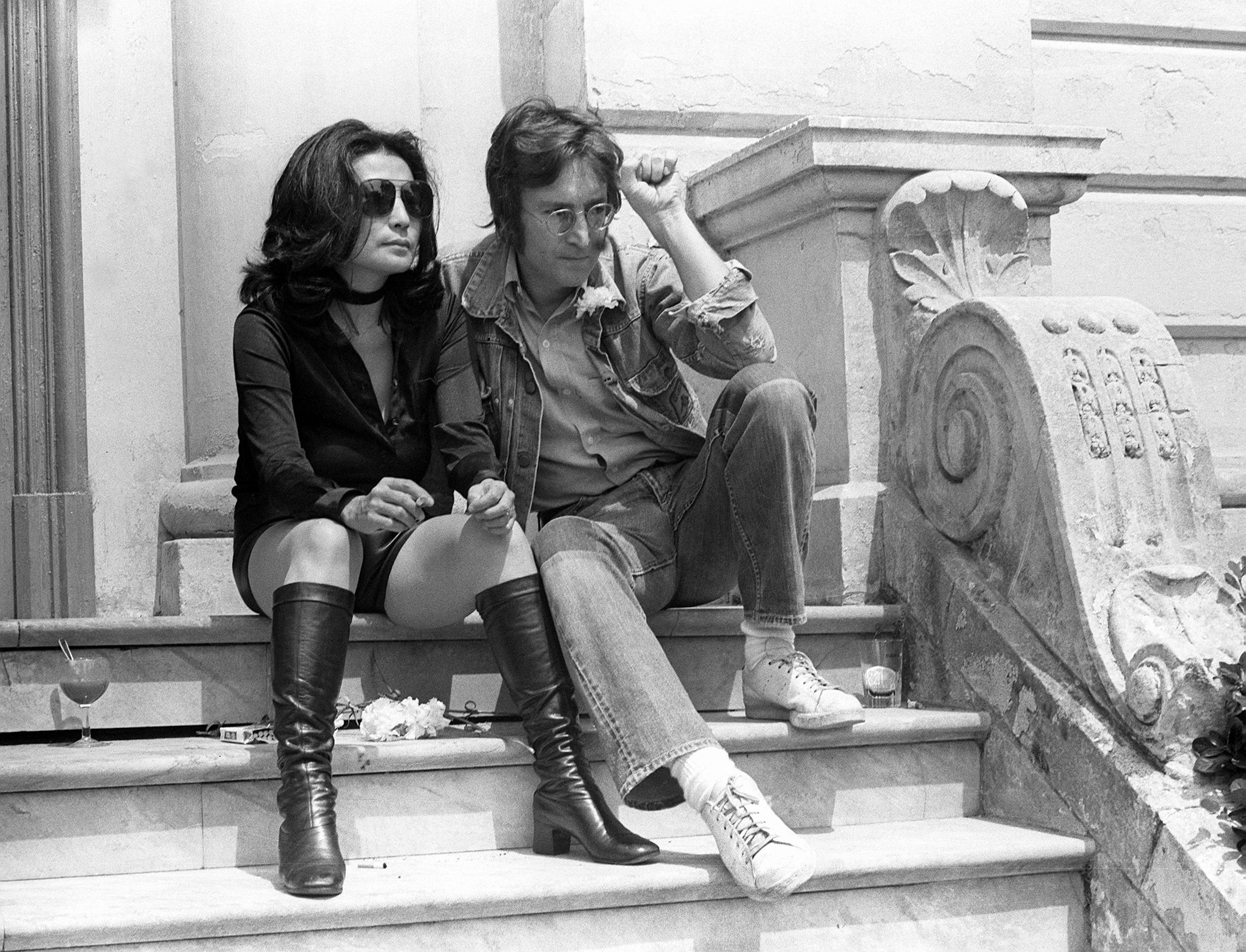 John Lennon และ Yoko Ono ระหว่างการนำเสนอภาพยนตร์ของพวกเขาที่เทศกาลภาพยนตร์ในคานส์ เมื่อปี 1971 (ภาพ: Raph Gatti/AFP)