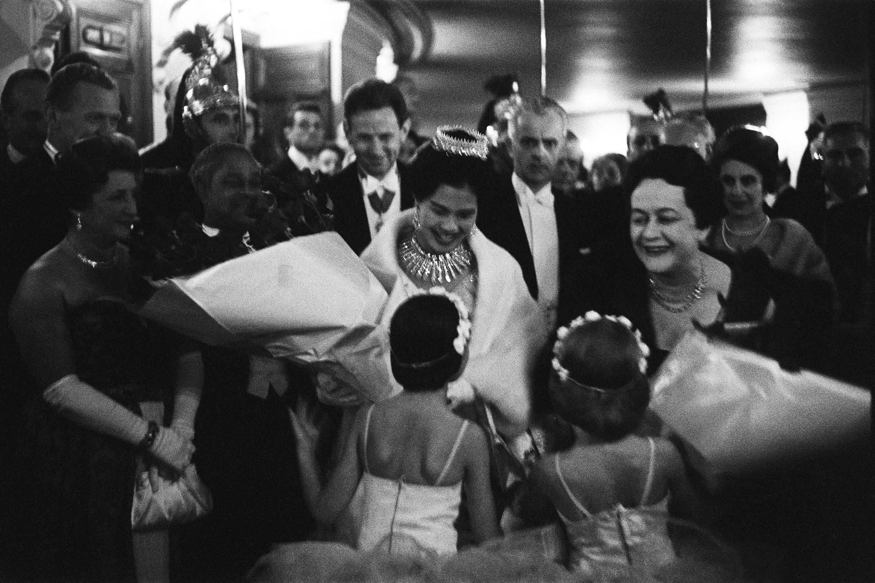 สมเด็จพระนางเจ้าสิริกิติ์ พระบรมราชินีนาถ พระบรมราชชนนีพันปีหลวง และอิวอนน์ เดอ โกล ภายหลังจากการแสดงบัลเล่ต์ถวาย ณ โรงอุปรากร Paris Opera เมื่อวันที่ ๑๔ ตุลาคม พ.ศ. ๒๕๐๓ (เครดิต: AFP)