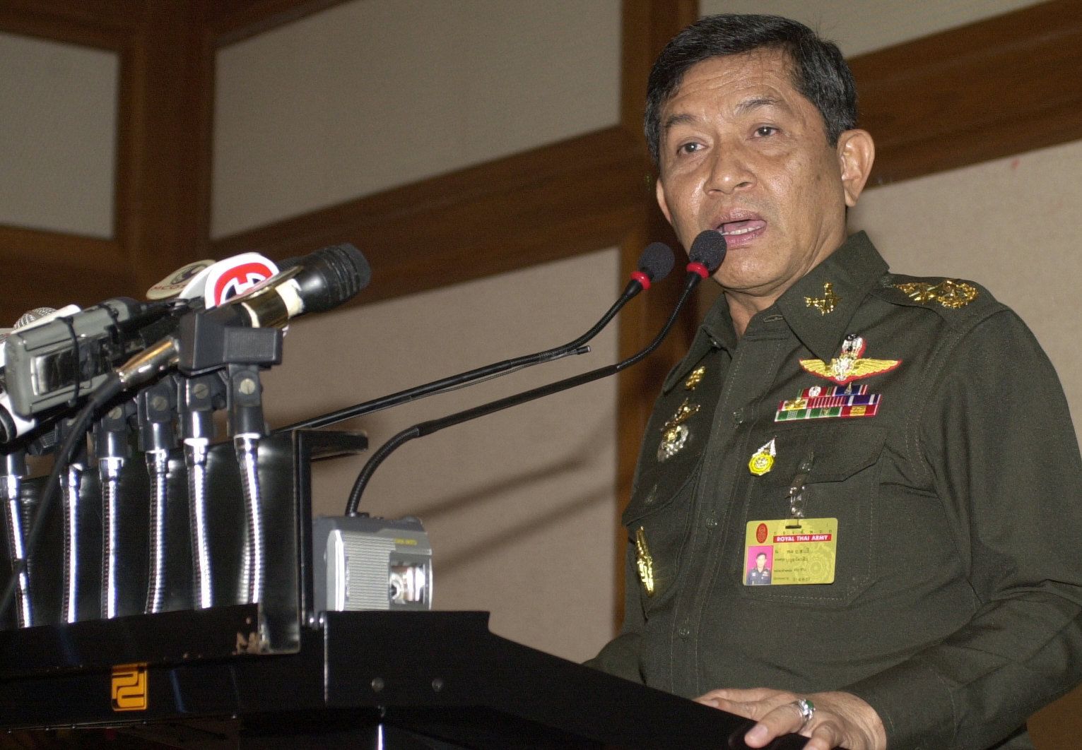 พล.อ.สนธิ บุญยรัตกลิน หัวหน้า คปค. และผู้บัญชาการทหารบก (Photo by AFP)