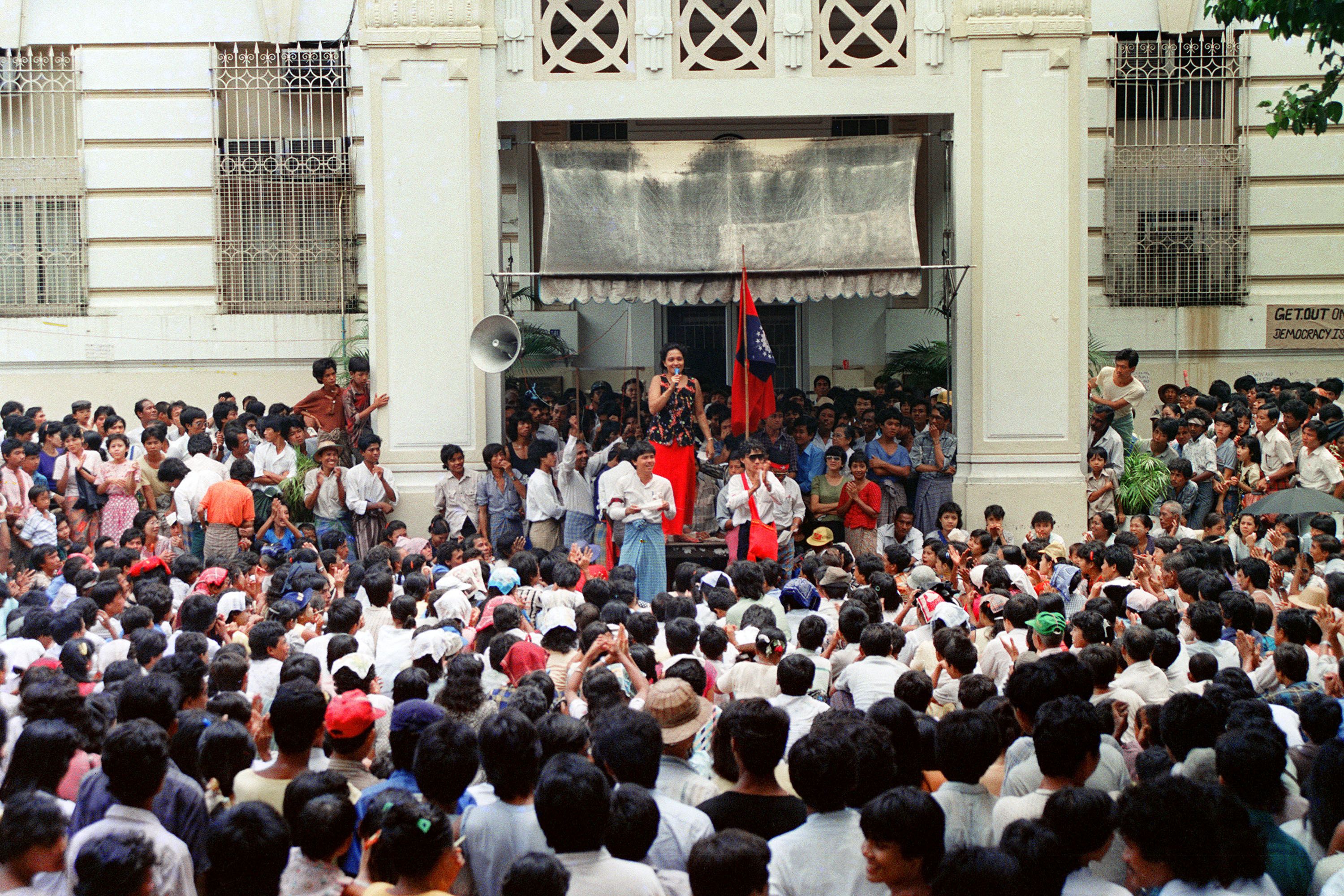ผู้หญิงคนหนึ่งบนเวทีปราศรัยในย่างกุ้ง เมื่อวันที่ 18 ก.ย. 1988 ซึ่งเป็นวันเดียวกับที่นายพลซอมองนำการยึดอำนาจ (ภาพจาก: AFP)