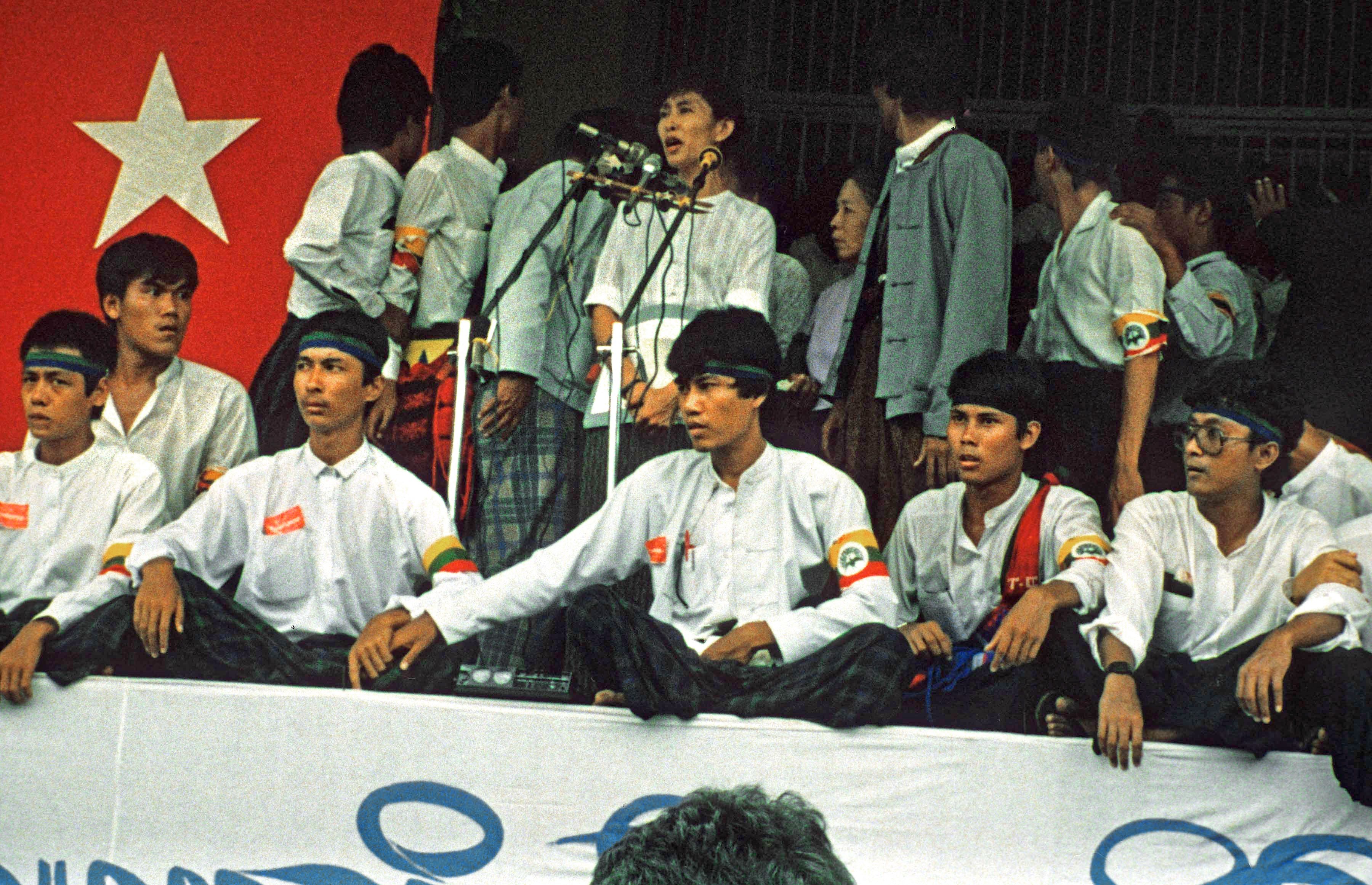 อองซานซูจี บนเวทีปราศรัยหน้าเจดีย์ชเวดากอง เมื่อวันที่ 26 ส.ค. 1988 (ภาพจาก: AFP)