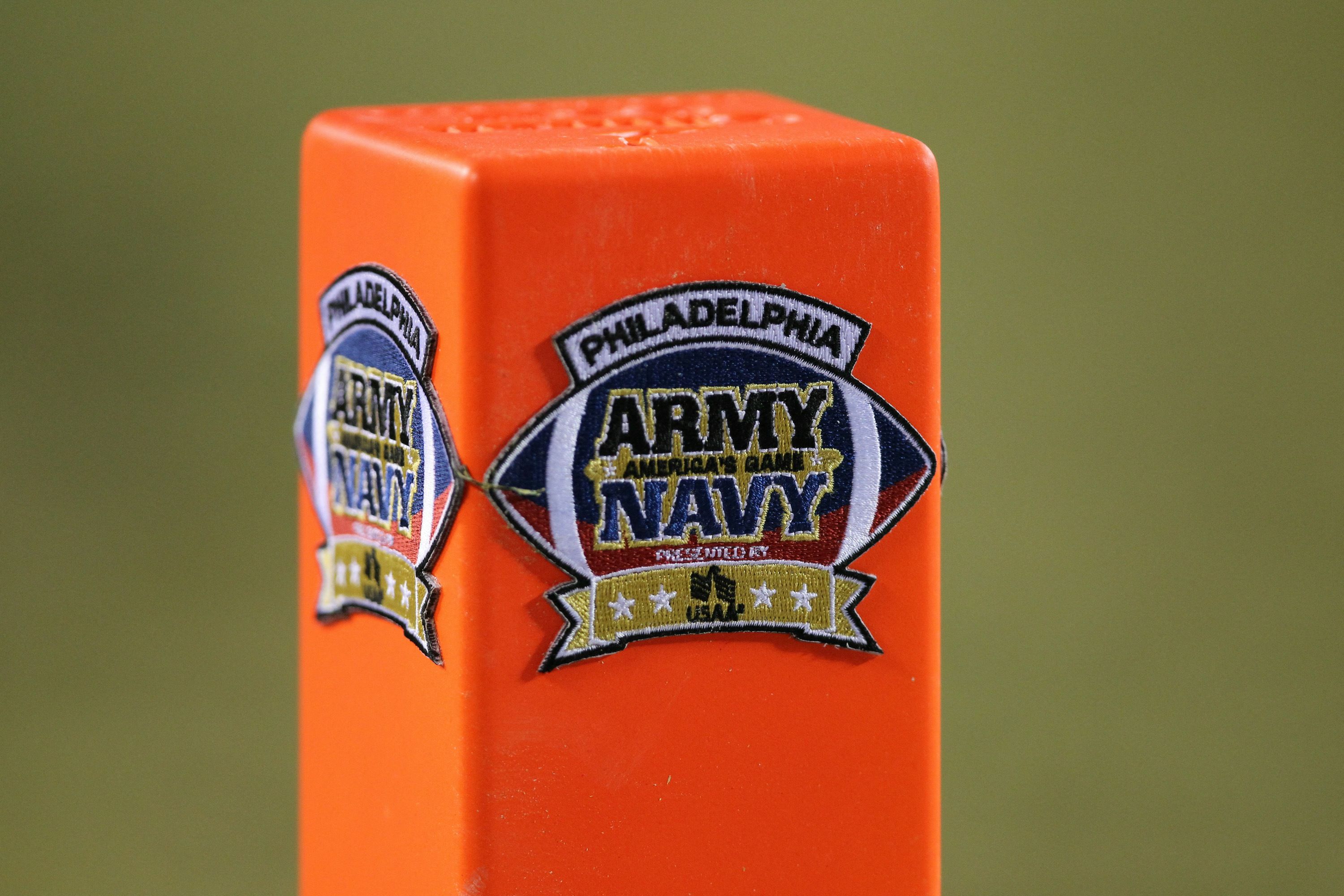 ตราสัญลักษณ์ของอเมริกันฟุตบอลนัดพิเศษ Army-Navy Game ประจำปี 2010 ที่เมืองฟิลาเดลเฟีย (ภาพจาก: Hunter Martin/Getty Images via AFP)