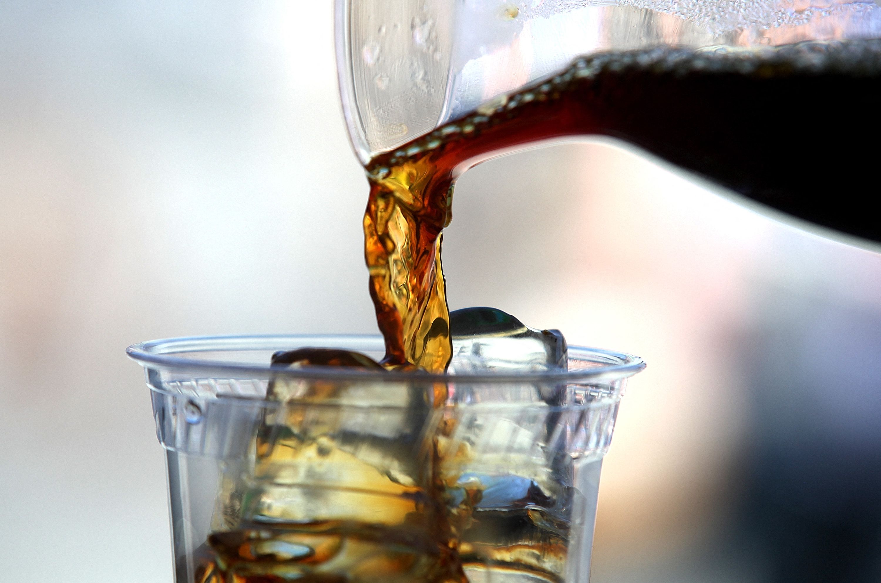 ดื่มกาแฟให้สุขกายสบายใจย่อมดีกว่าทำลายบรรยากาศในการดื่ม (AFP)