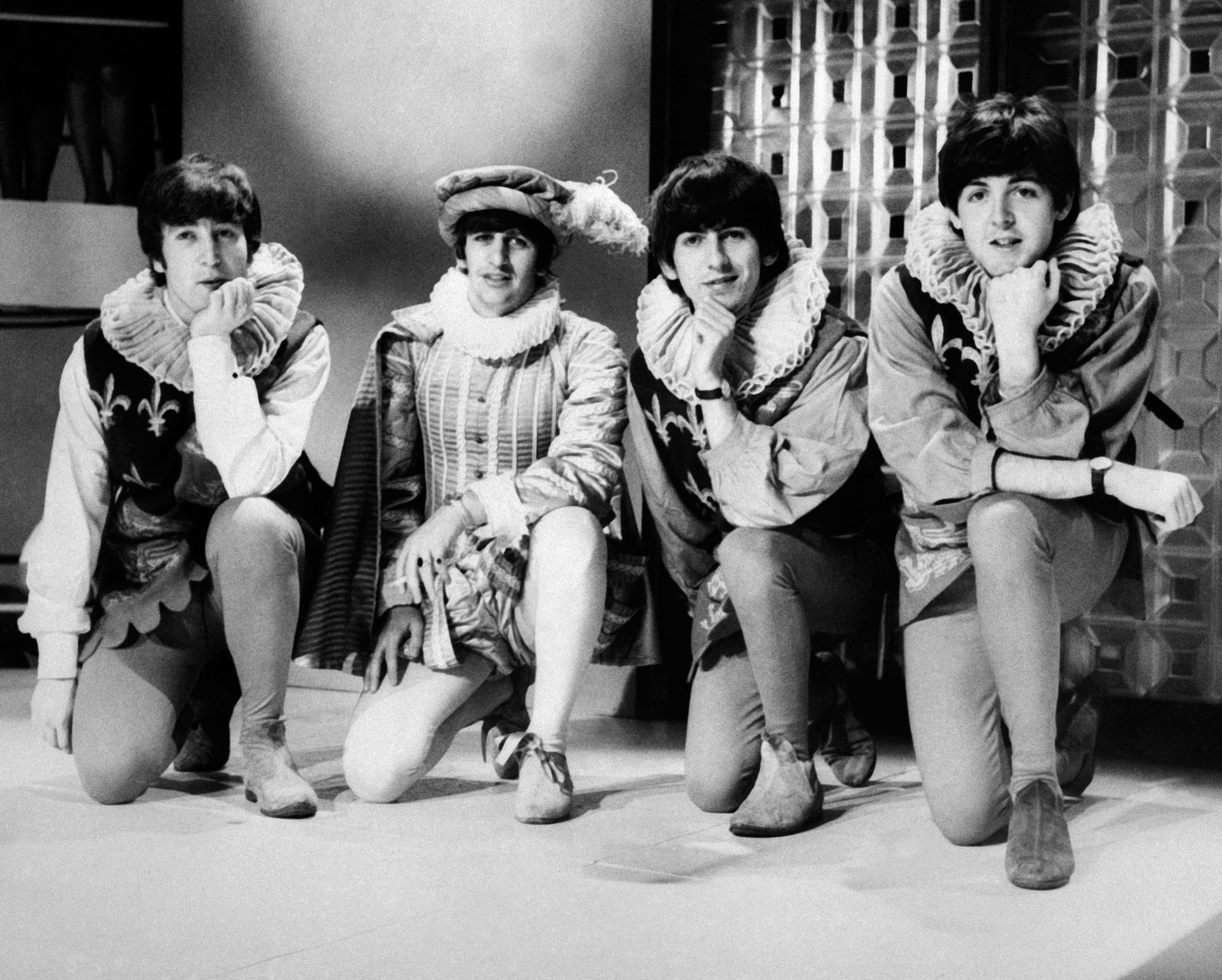 (จากซ้ายไปขวา) John Lennon, Ringo Starr, George Harrison และ Paul McCartney สมาชิก The Beatles ขณะซ้อมการแสดง A Midsummer Night's Dream จากบทประพันธ์ของ Shakespeare เมื่อปี 1964 ณ กรุงลอนดอน (ภาพ: AFP)